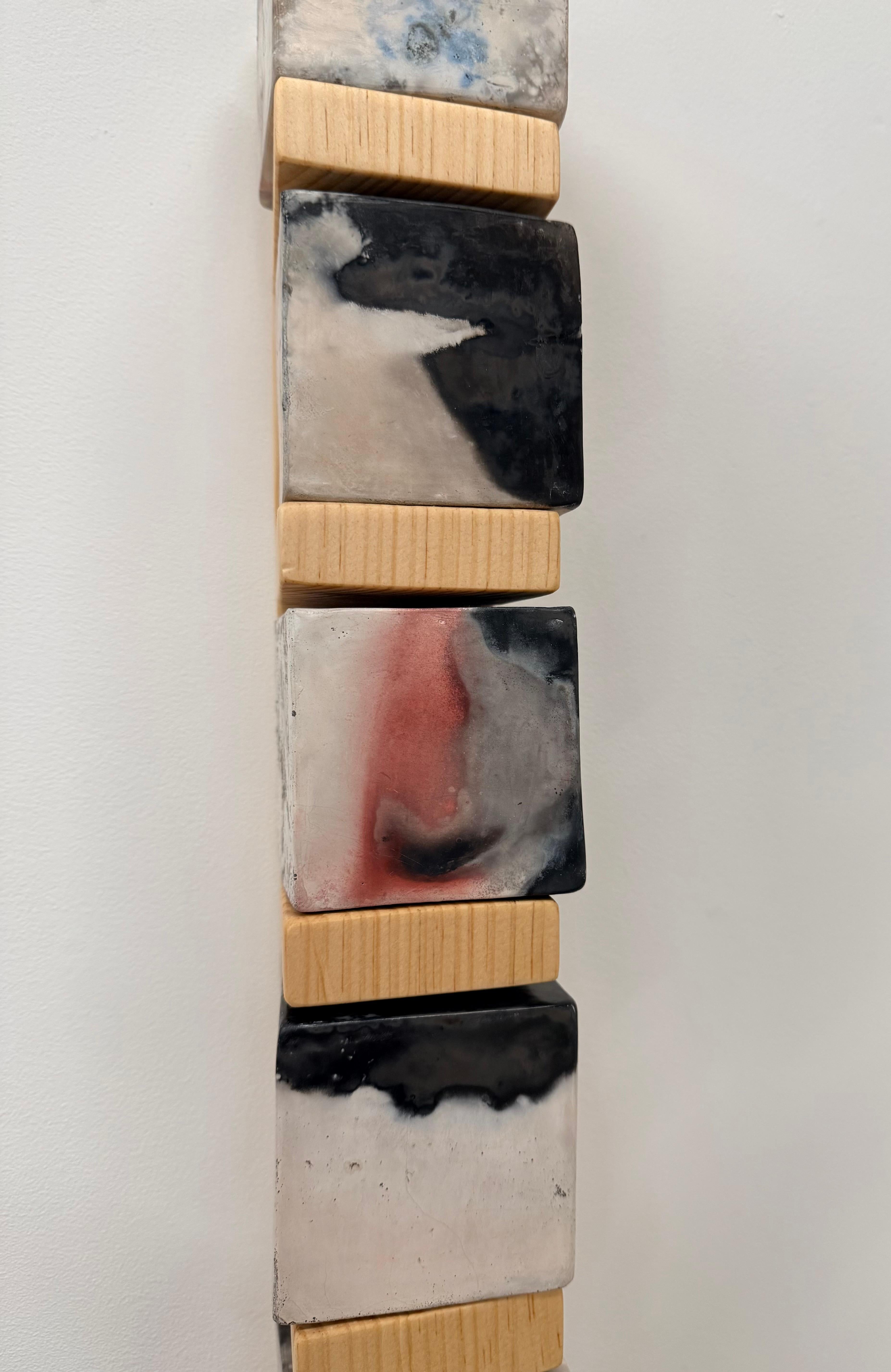 Smokestack Ten - Scultura da parete in porcellana con cubi in legno di pino, 2025 in vendita 5