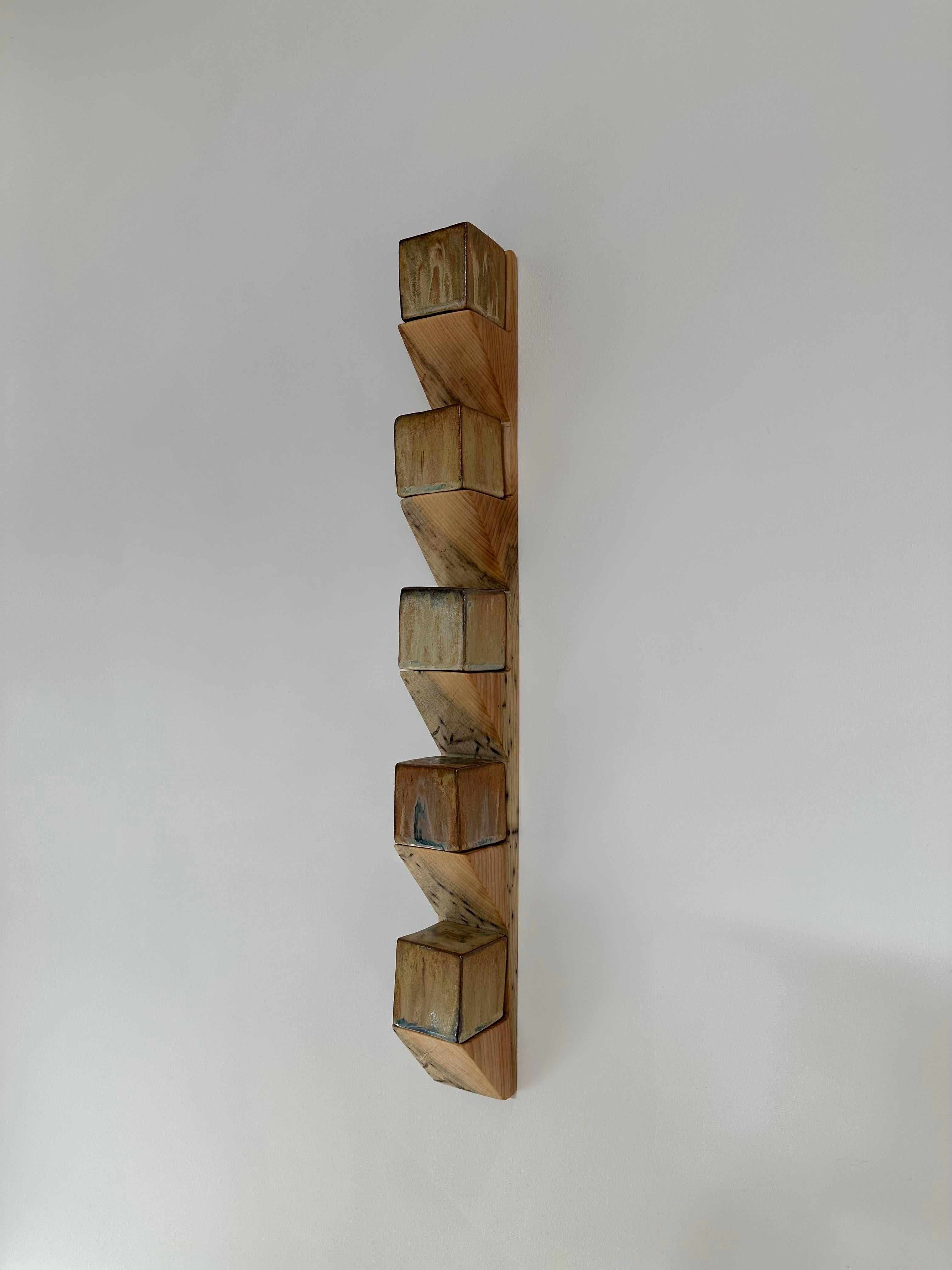 Sodastack One - Sculpture murale avec étagère en bois de pin et cubes en céramique cuits à la soude, 2025 en vente 1