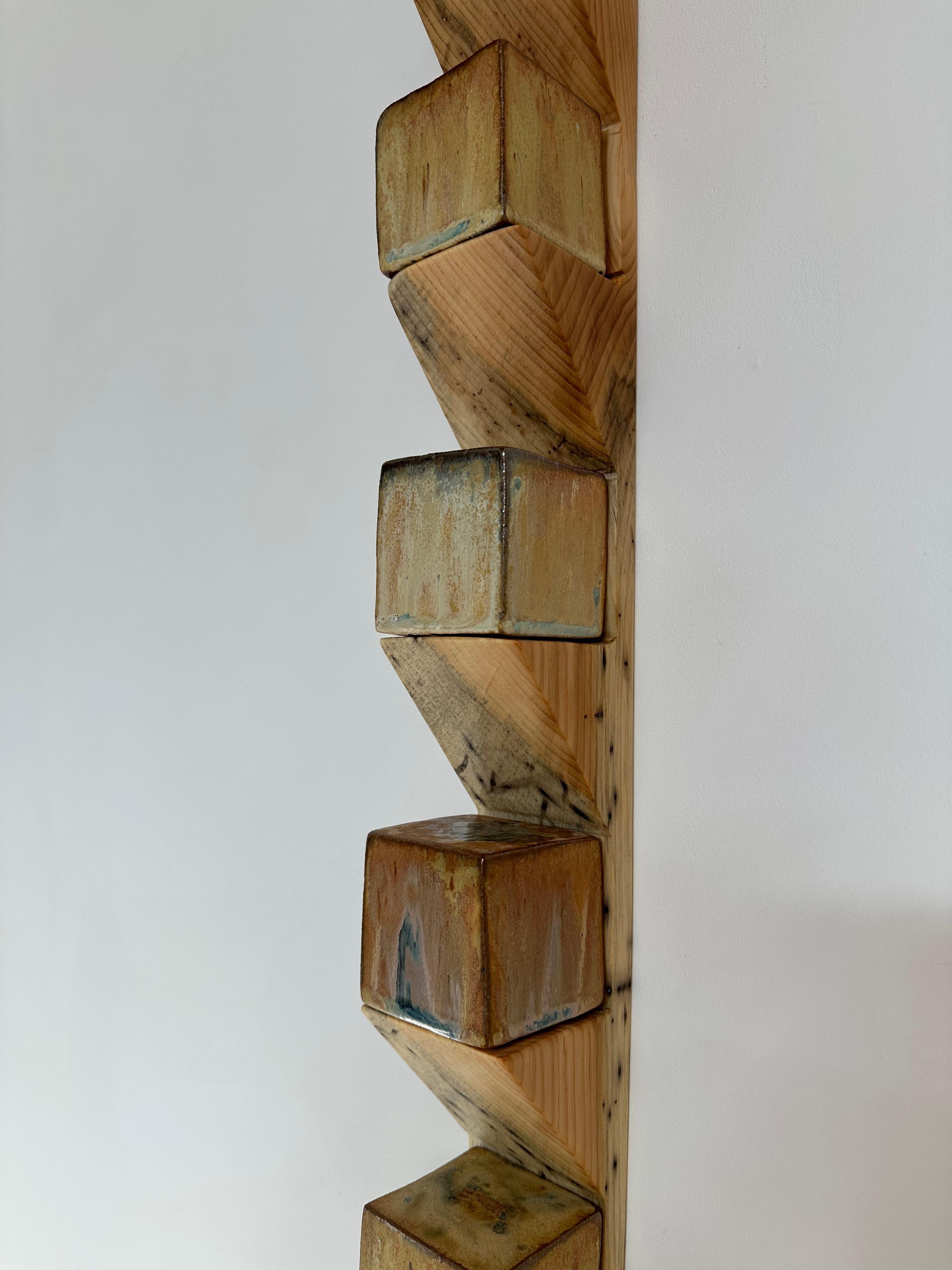 Sodastack One - Sculpture murale avec étagère en bois de pin et cubes en céramique cuits à la soude, 2025 en vente 2