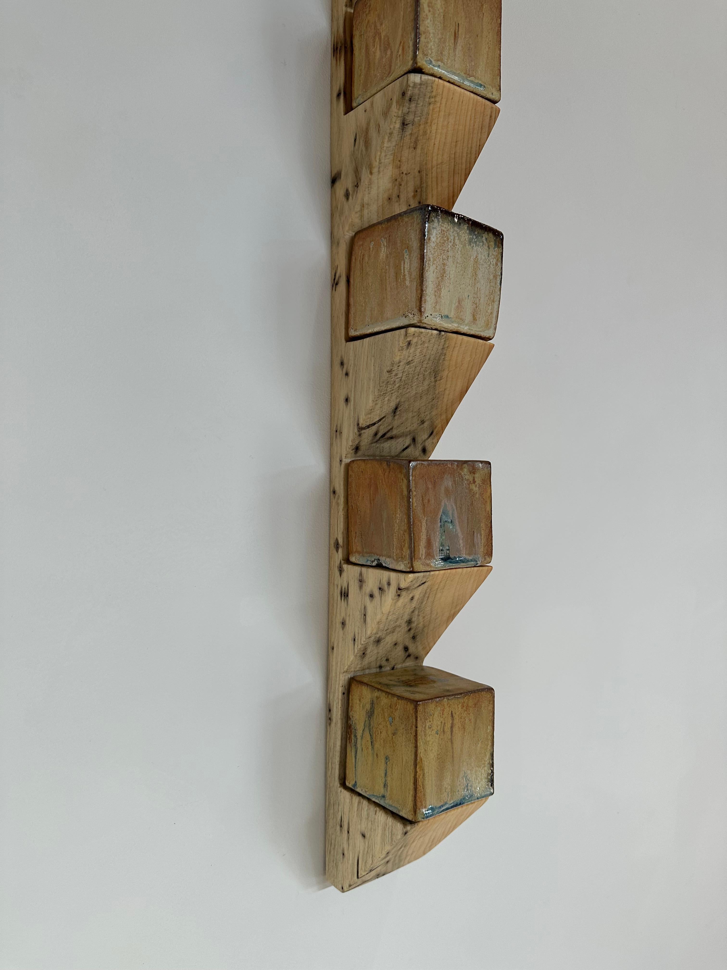 Sodastack One - Sculpture murale avec étagère en bois de pin et cubes en céramique cuits à la soude, 2025 en vente 3
