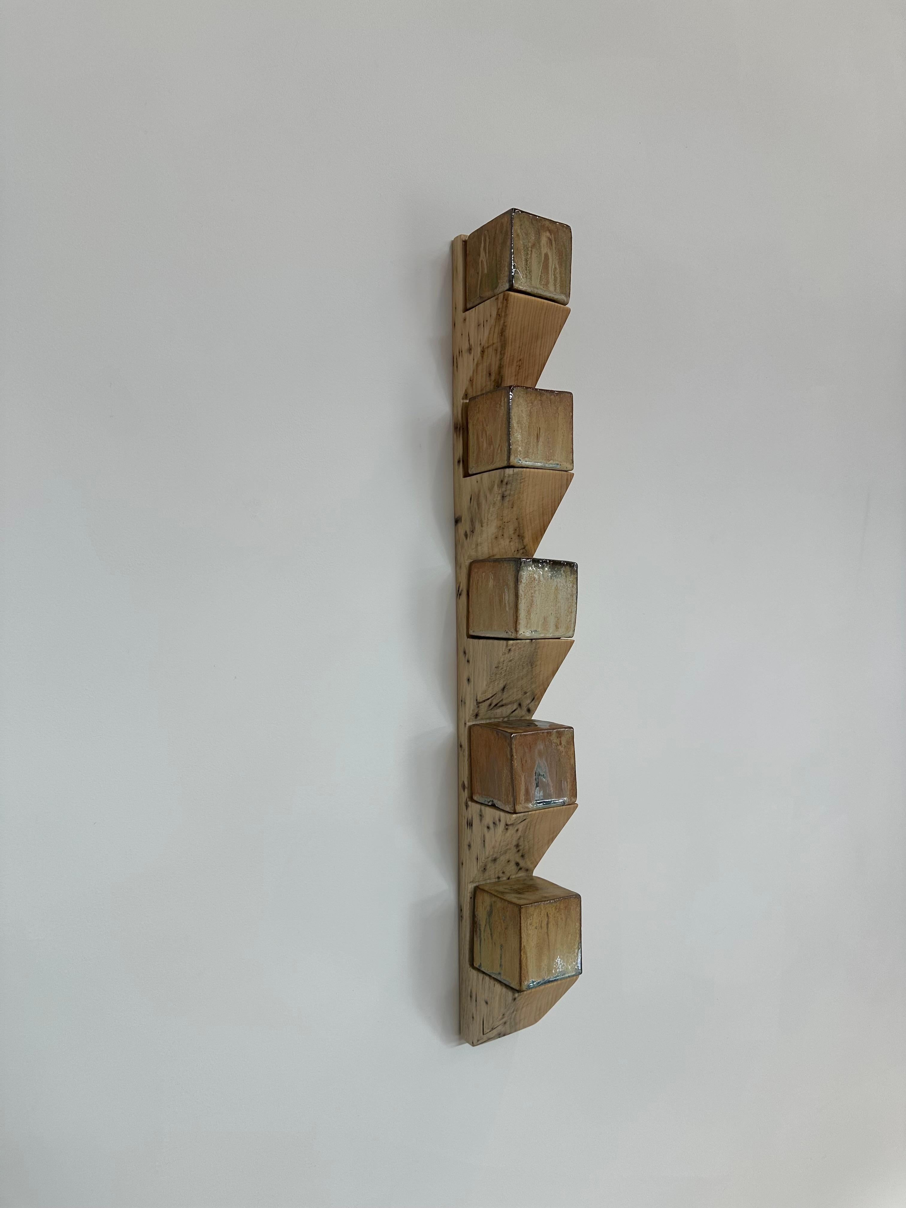 Sodastack One - Sculpture murale avec étagère en bois de pin et cubes en céramique cuits à la soude, 2025 en vente 5