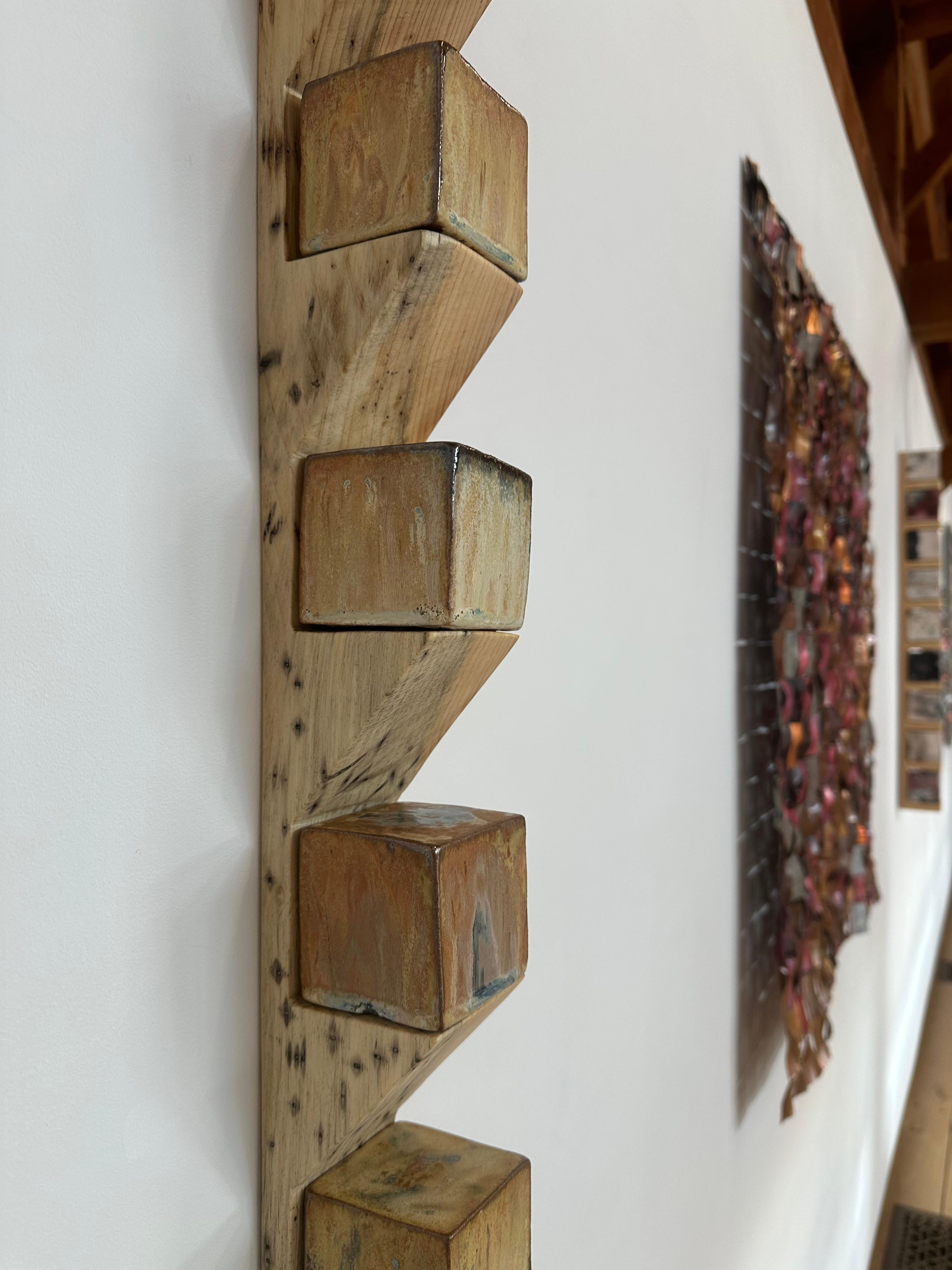 Sodastack One - Sculpture murale avec étagère en bois de pin et cubes en céramique cuits à la soude, 2025 en vente 6