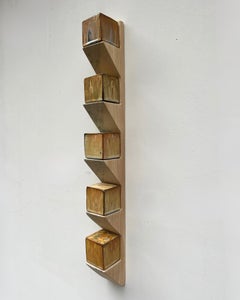 Sodastack One - Sculpture murale avec étagère en bois de pin et cubes en céramique cuits à la soude, 2025