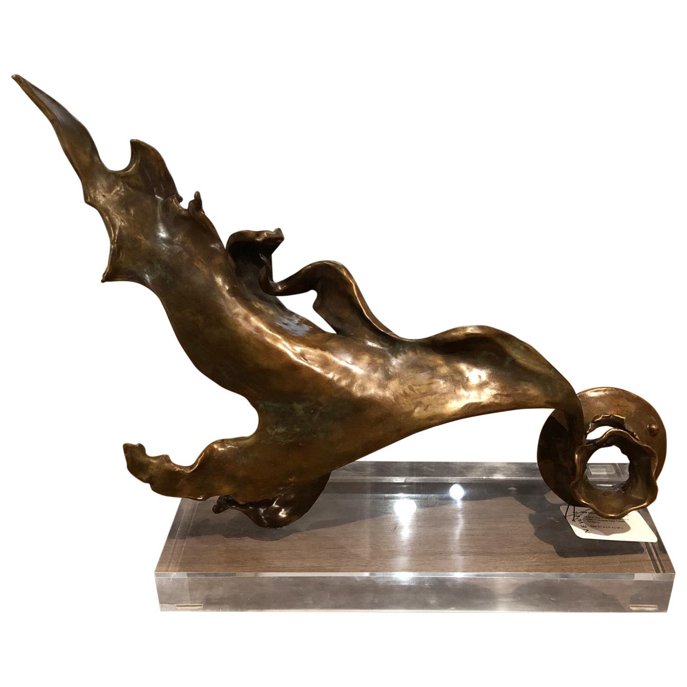 Abstrakte Bronzeskulptur „Flame“ von Tristan Govignon auf einem Lucite-Sockel