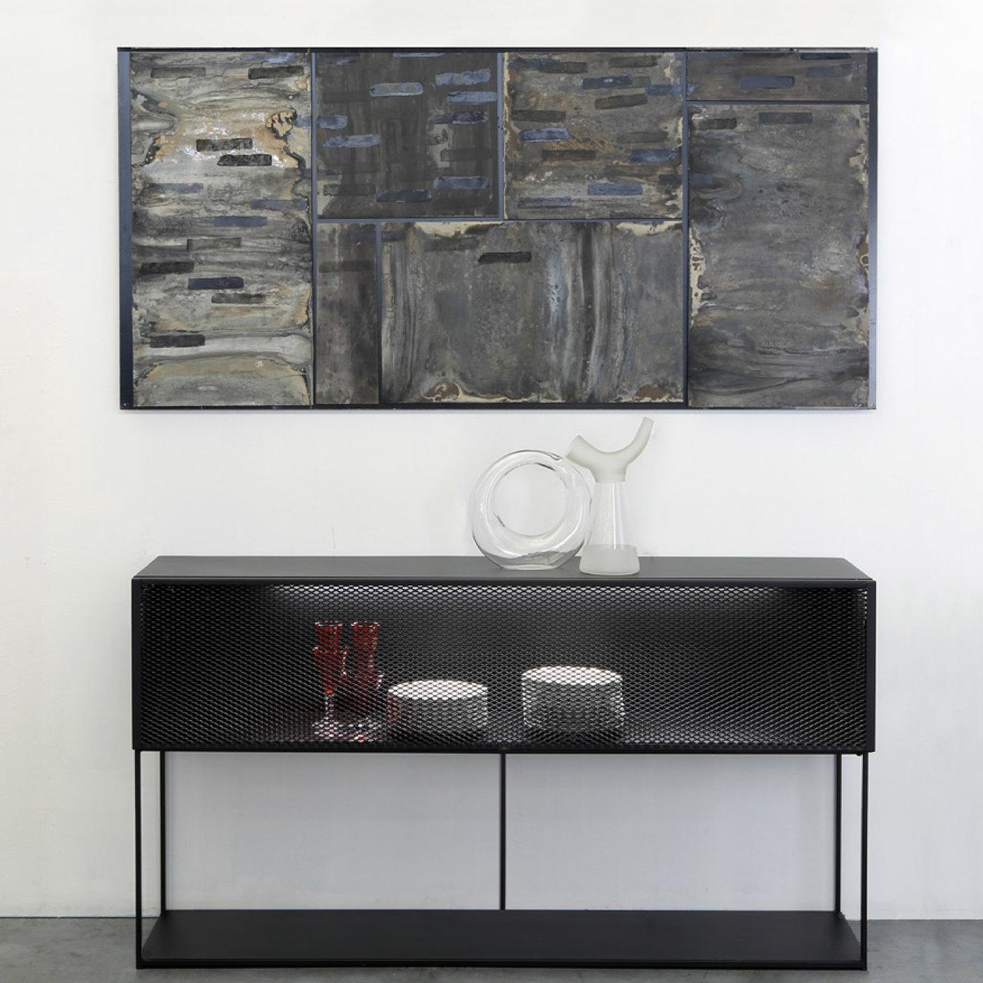 This sideboard features two shelves and a mesh, flap door with magnetic closure. Its structure is in drawn steel, with sheet metal shelving and a sanded, copper-black, epoxy powder coating. Also available in a version featuring 220V LED strip