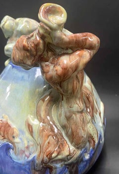 "Tritón, Sireno y Sirena", jarrón escultórico con motivo acuático y desnudos en azul