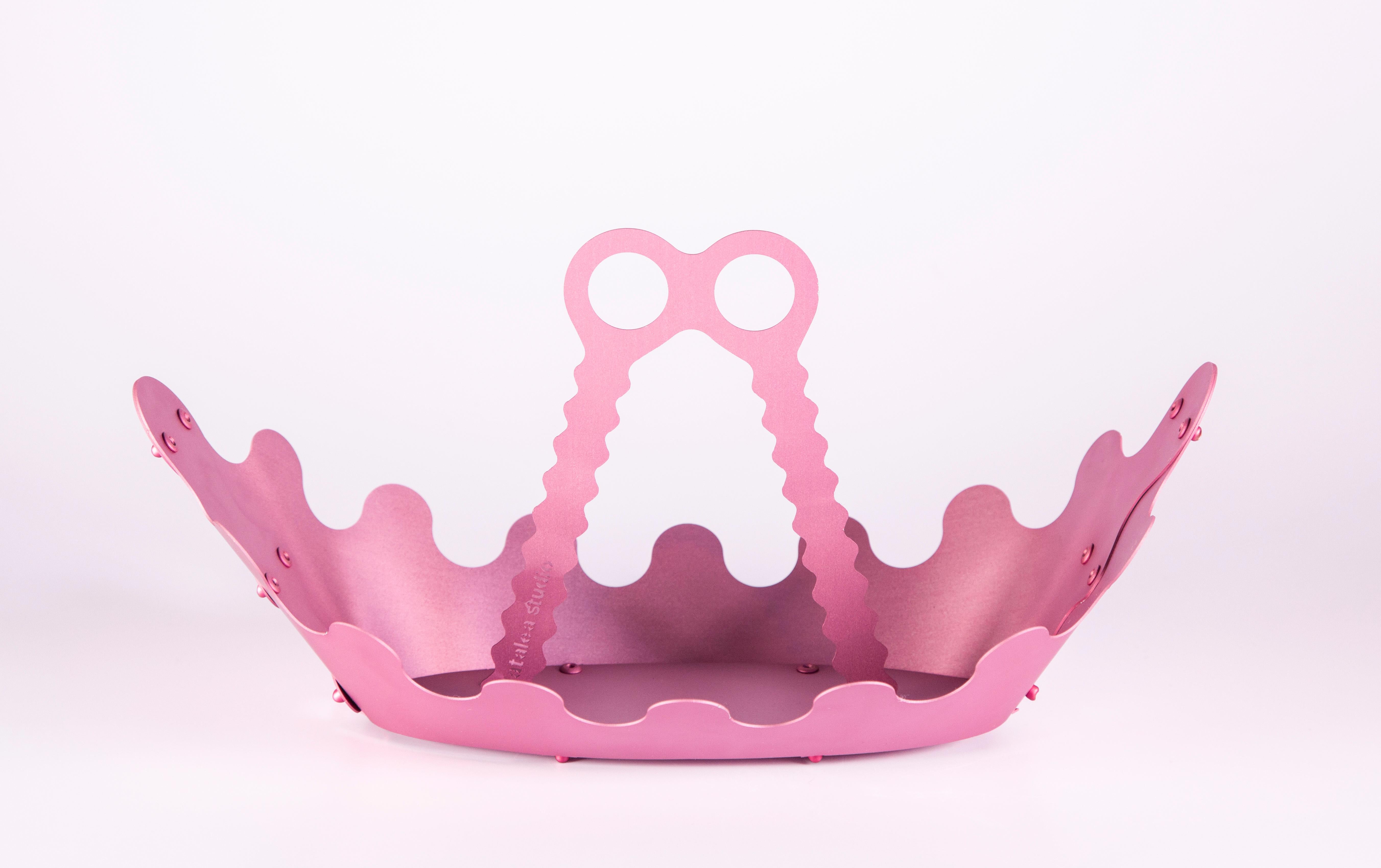 Plateau Triton de Rodrigo Lobato Yáñes
Dimensions : L 32,7 x D 13 x H 14 cm
Matériaux : Aluminium

Platalea Studio est né d'une passion pour l'art et le design. Nous aimons la façon dont ces deux éléments sont intrinsèquement liés, d'une manière qui