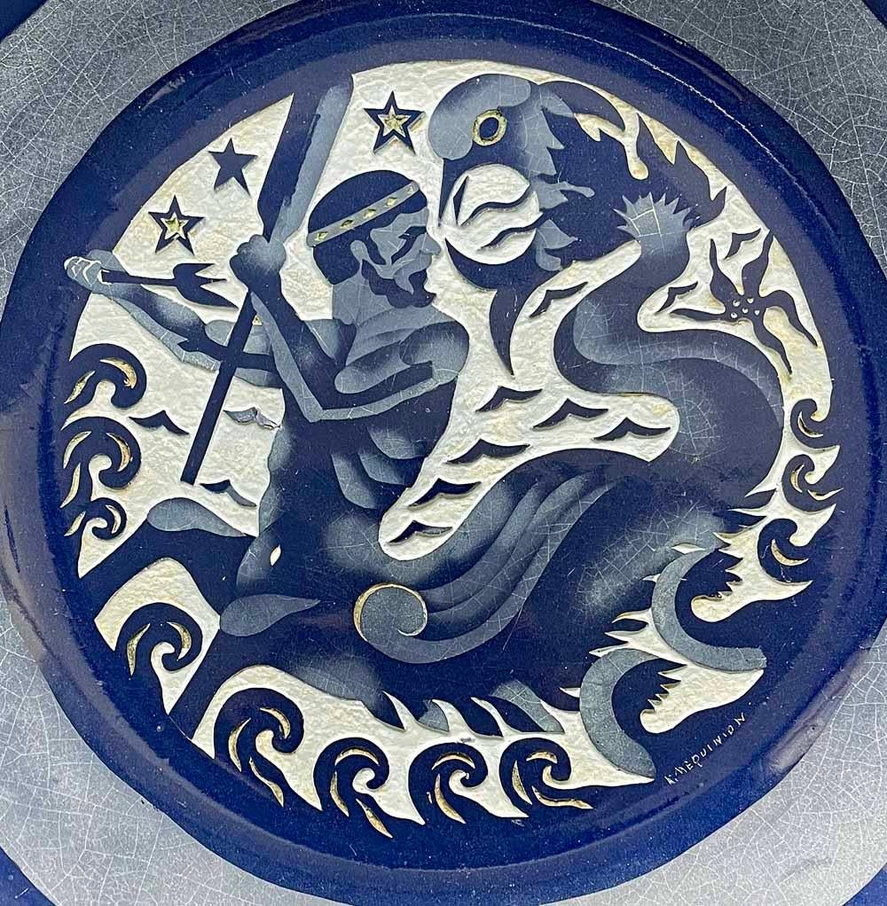 Questa ciotola o piatto basso, unica nel suo genere, raffigura una forma di Triton in parte uomo, in parte cavallo e in parte pesce - nota come ittiocentauro - che si diverte in mare con un delfino e una stella marina, con file di onde sotto e