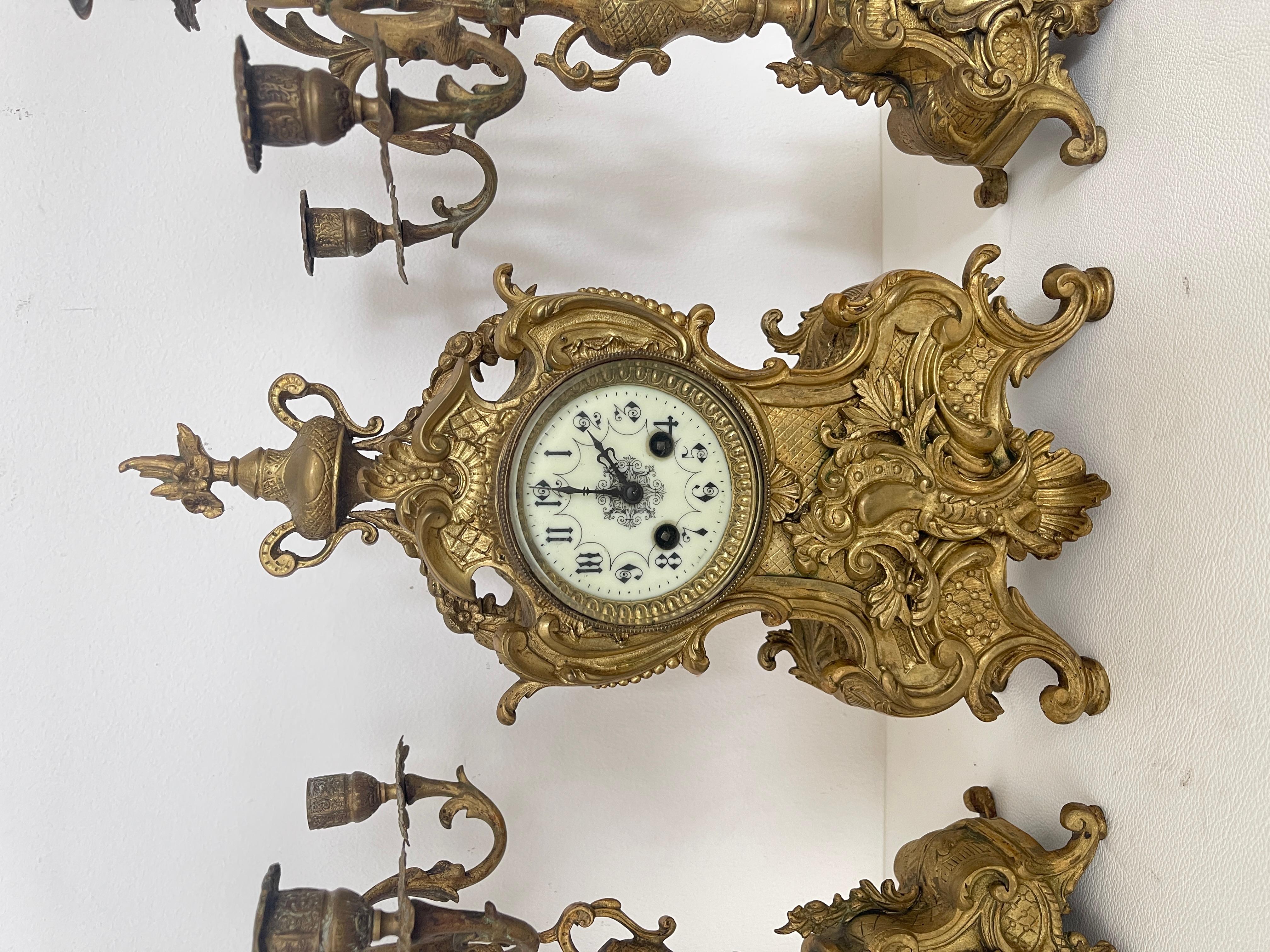 Rococò Trittico Antico in Bronzo Dorato – Orologio da Camino con Coppia di Candelabri in vendita
