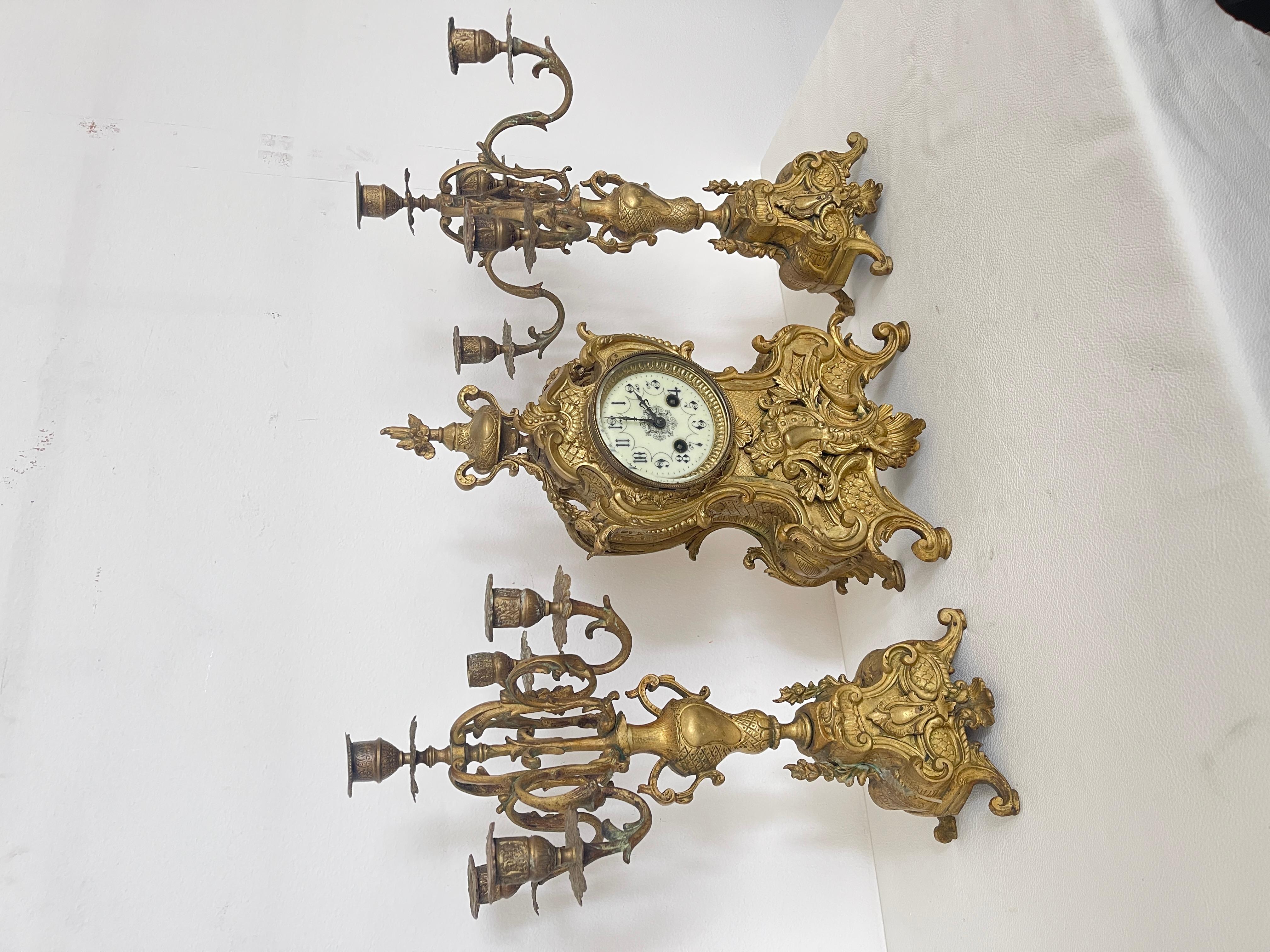 Italian Trittico Antico in Bronzo Dorato – Orologio da Camino con Coppia di Candelabri in vendita
