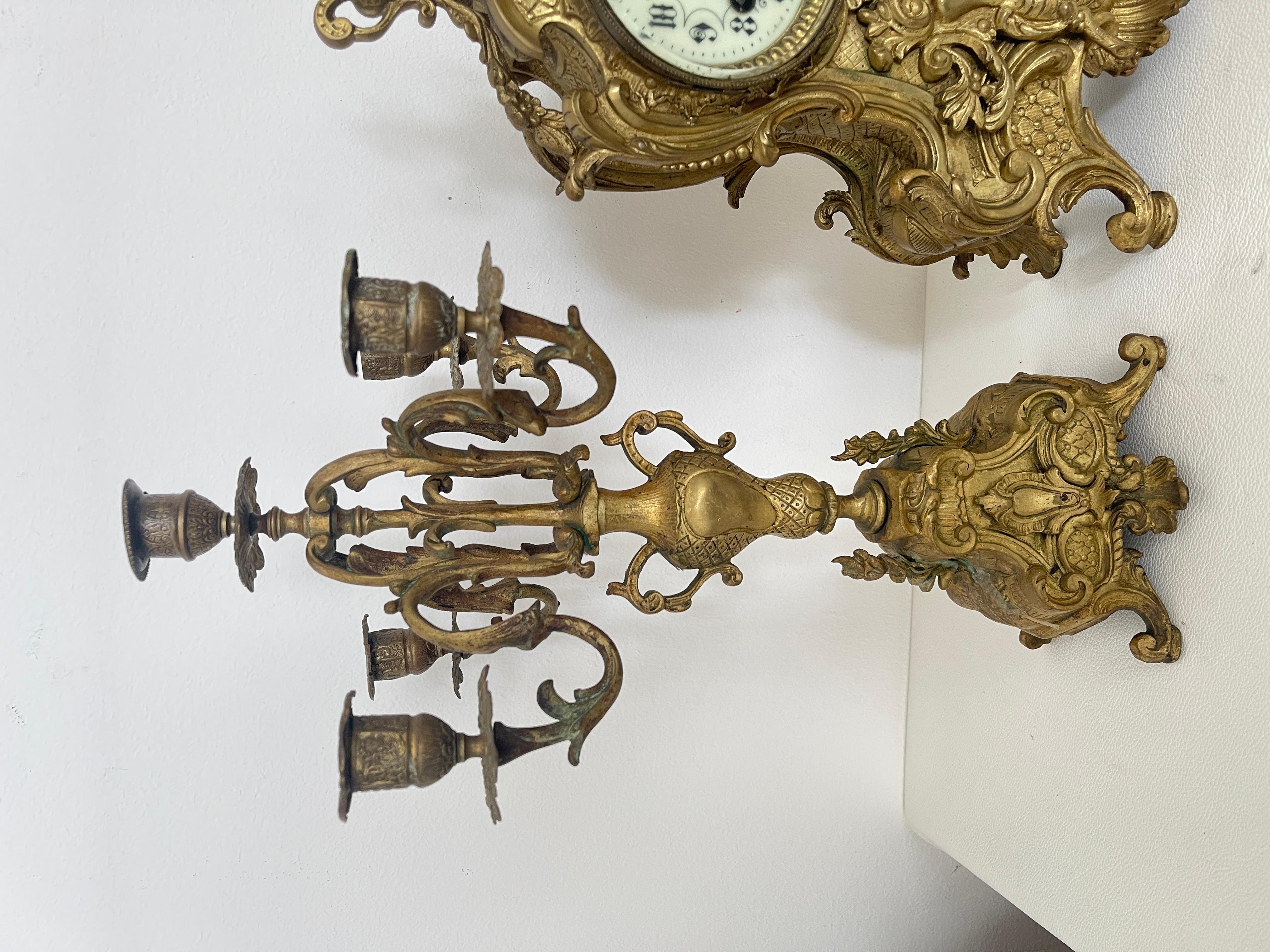 Fatto a mano Trittico Antico in Bronzo Dorato – Orologio da Camino con Coppia di Candelabri in vendita