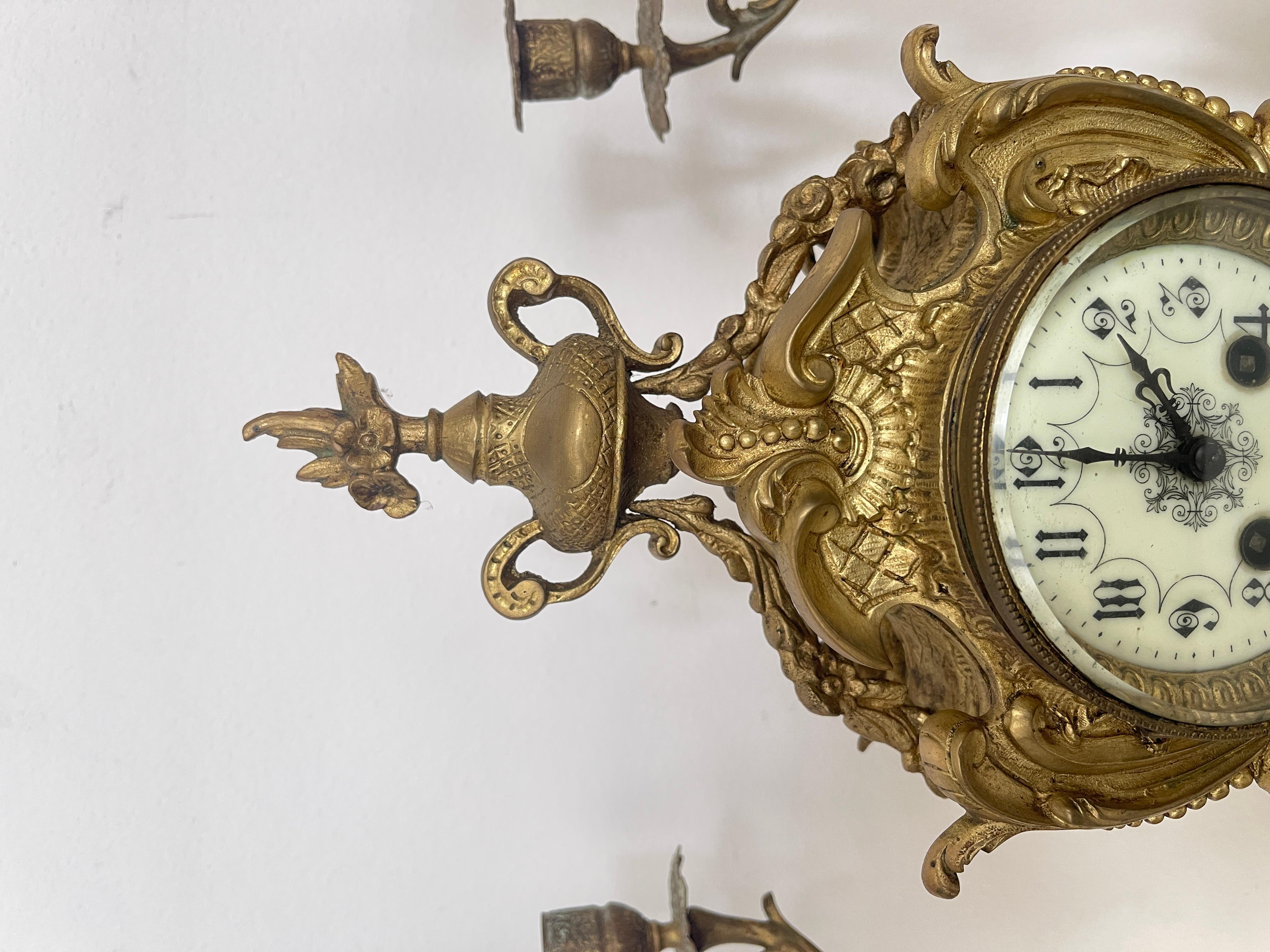 Trittico Antico in Bronzo Dorato – Orologio da Camino con Coppia di Candelabri In condizioni buone in vendita a Cantù, IT