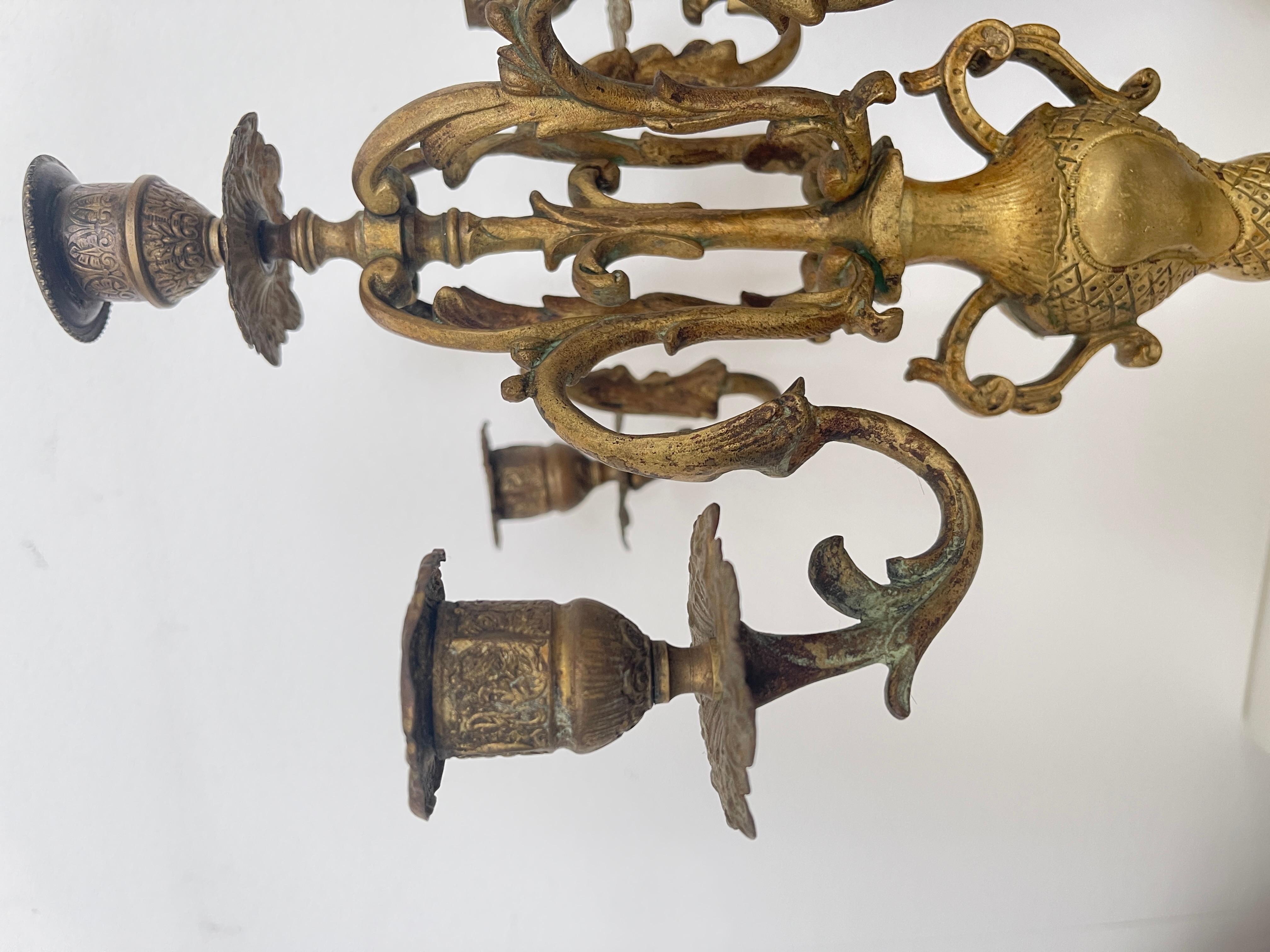 Trittico Antico in Bronzo Dorato – Orologio da Camino con Coppia di Candelabri in vendita 2