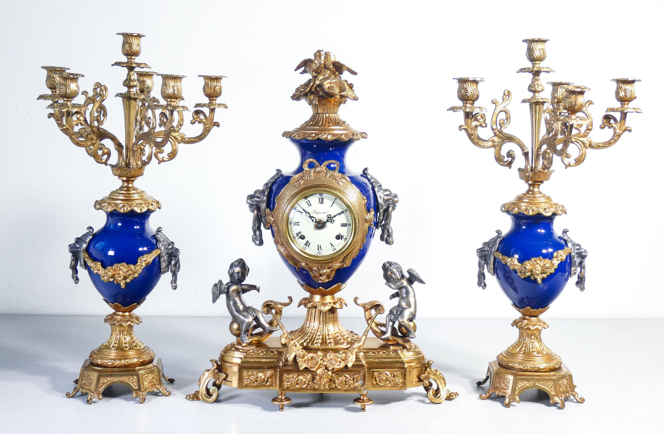 Fireplace triptych
Imperial
in the Louis XV Manner
metal and ceramic.
FHS movement
Franz Hermle Sohn.

ORIGIN
Italy/Germany

PERIOD
Mid-twentieth century

MARK
Imperial structure, FHS Franz Hermle Sohn movement

MODEL
Chime clock, mechanical