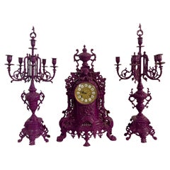 Tríptico de candelabros morados con reloj mecánico de estilo barroco de los años 90