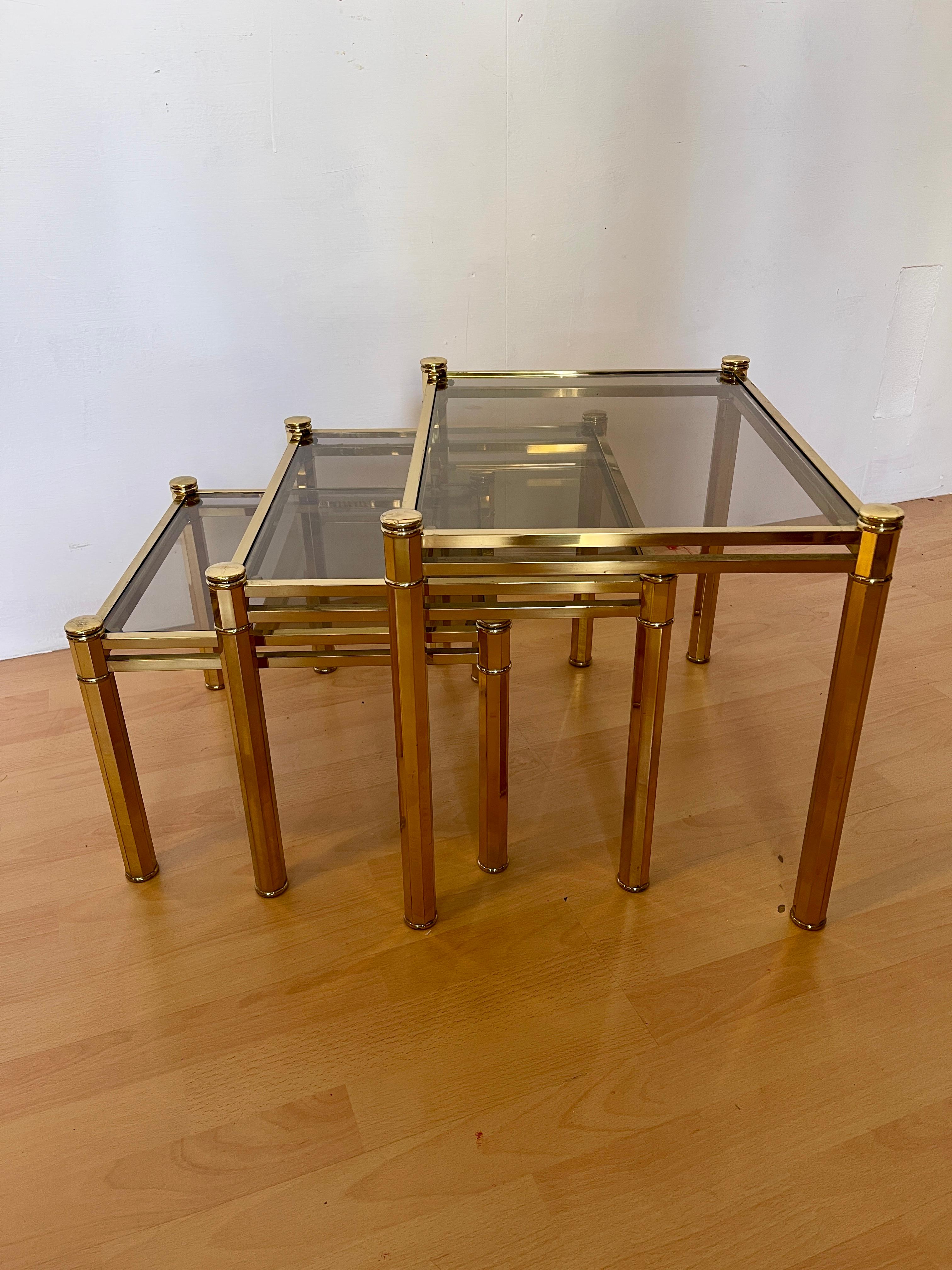 Altro Trittico di tavolini in ottone e vetro design tommaso barbi anni '70 in vendita