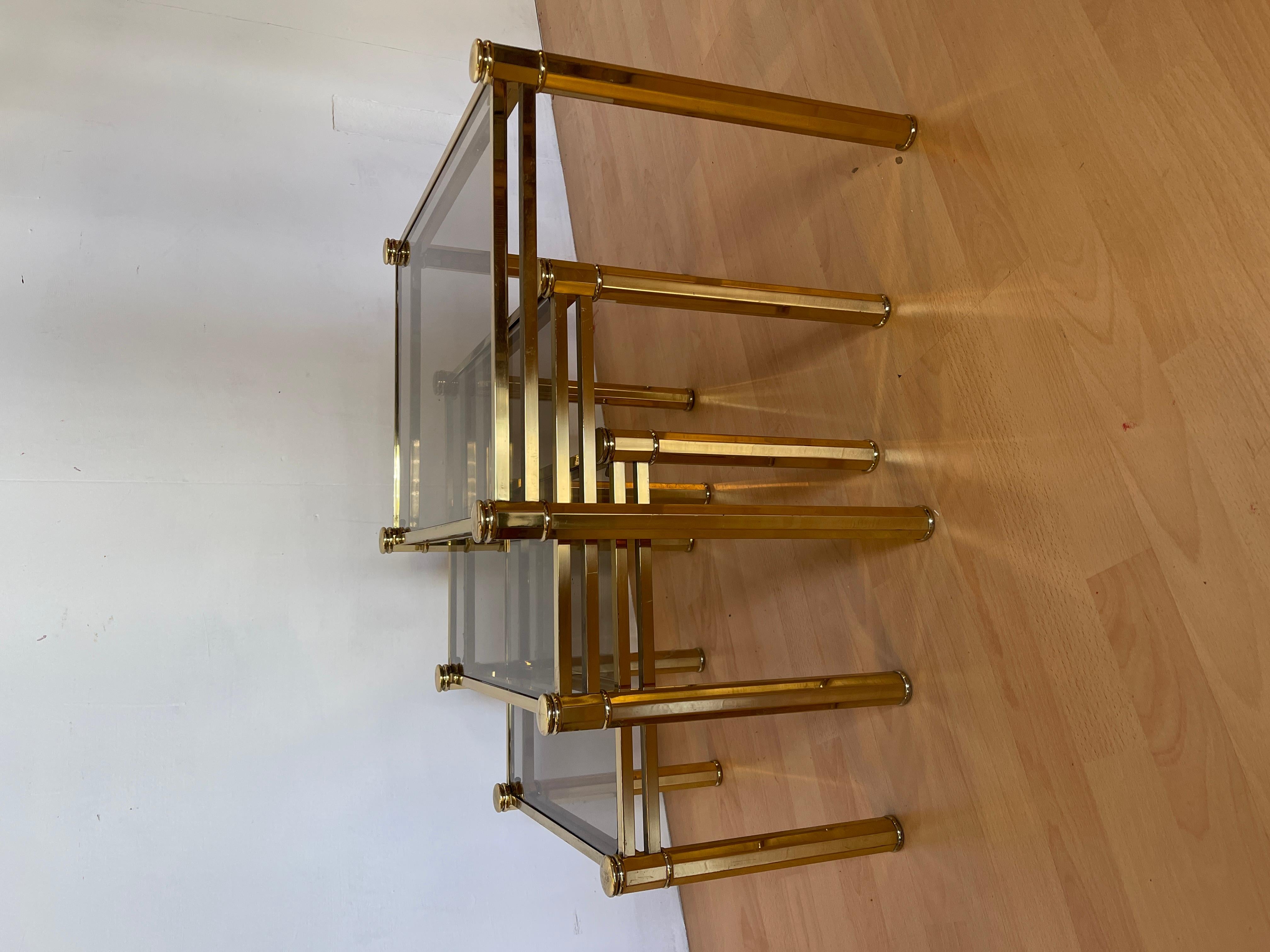 Italian Trittico di tavolini in ottone e vetro design tommaso barbi anni '70 in vendita