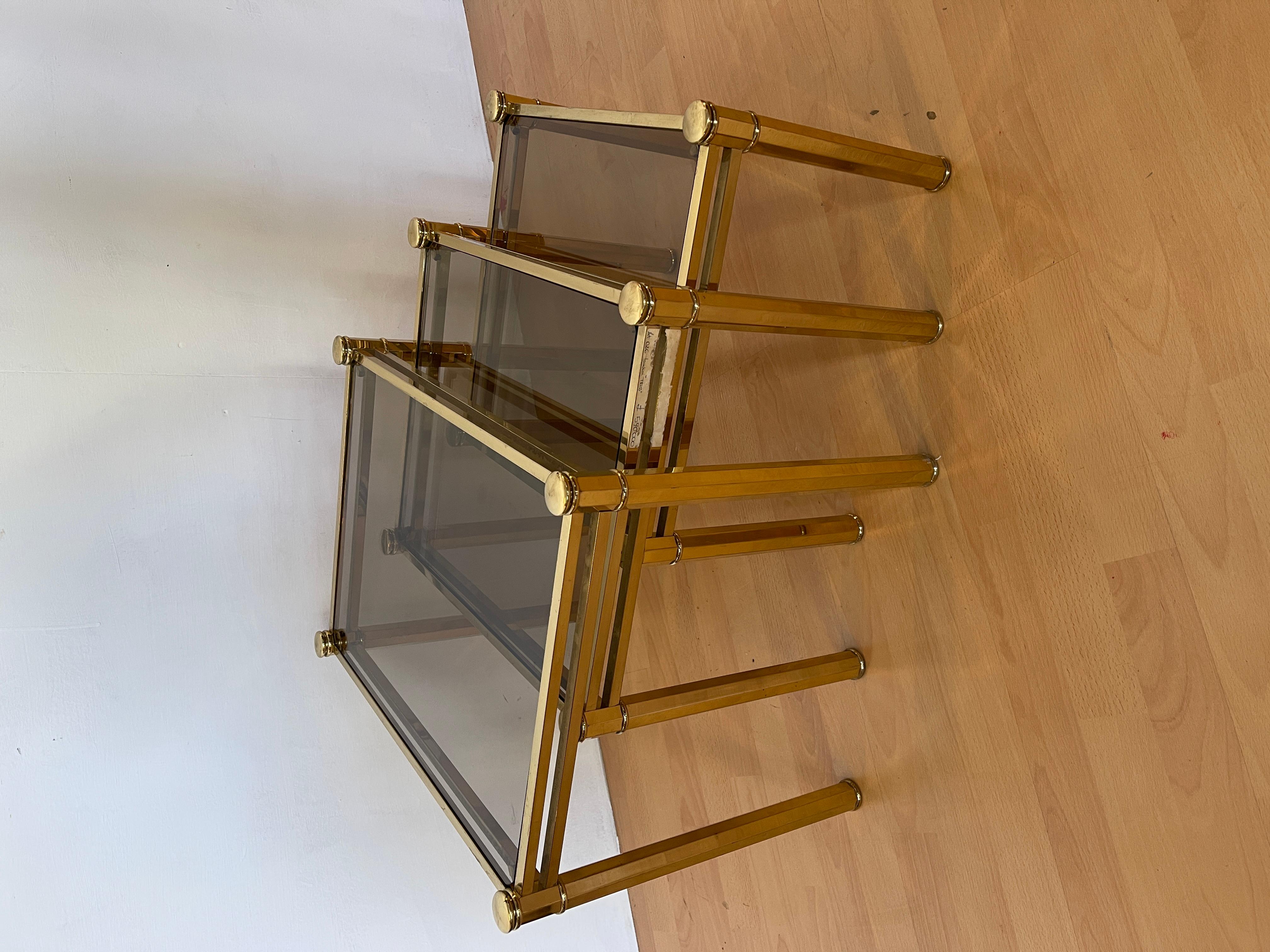 Trittico di tavolini in ottone e vetro design tommaso barbi anni '70 In condizioni buone in vendita a Cantù, IT