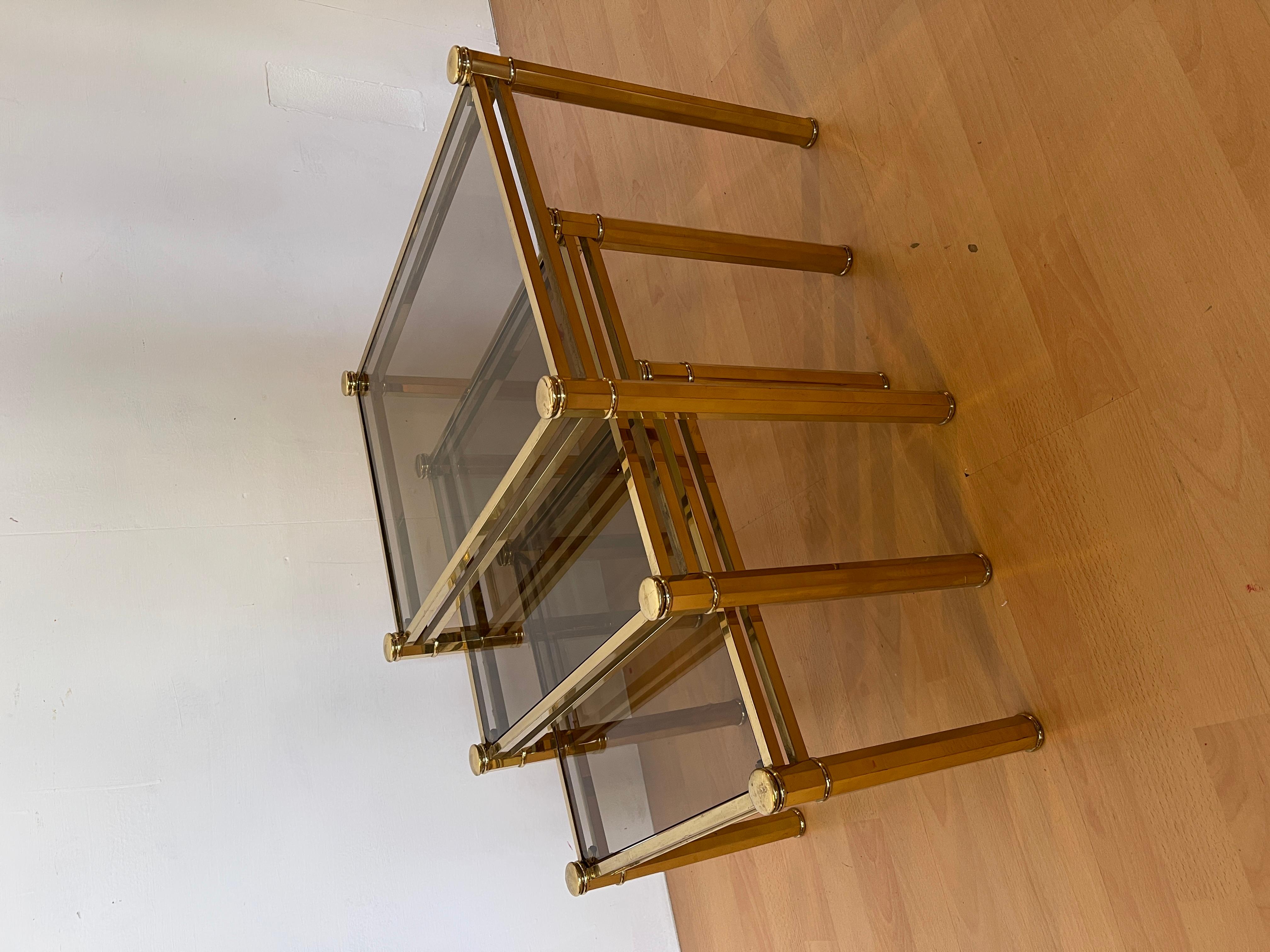 20th Century Trittico di tavolini in ottone e vetro design tommaso barbi anni '70 in vendita