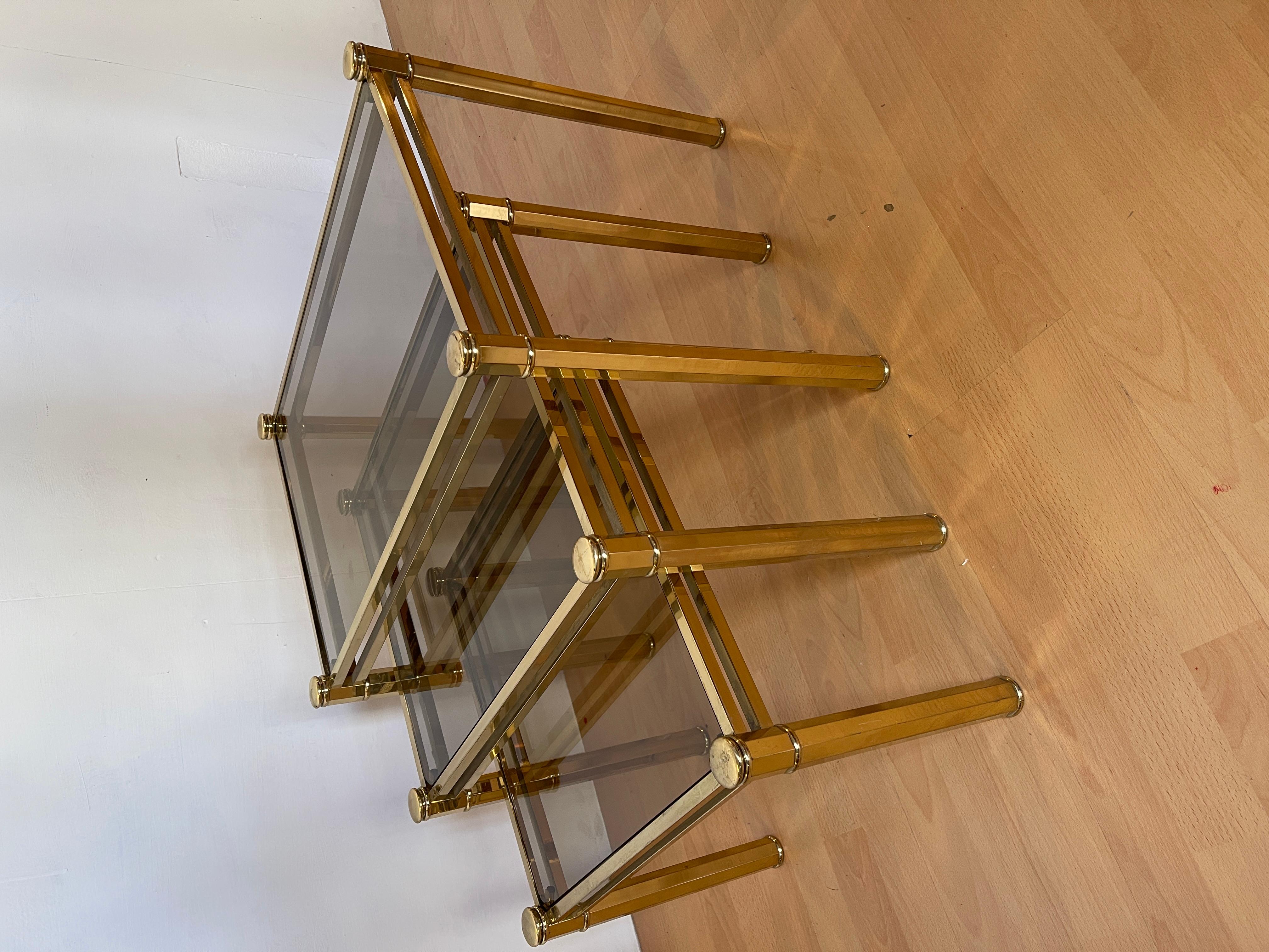 Trittico di tavolini in ottone e vetro design tommaso barbi anni '70 in vendita 1