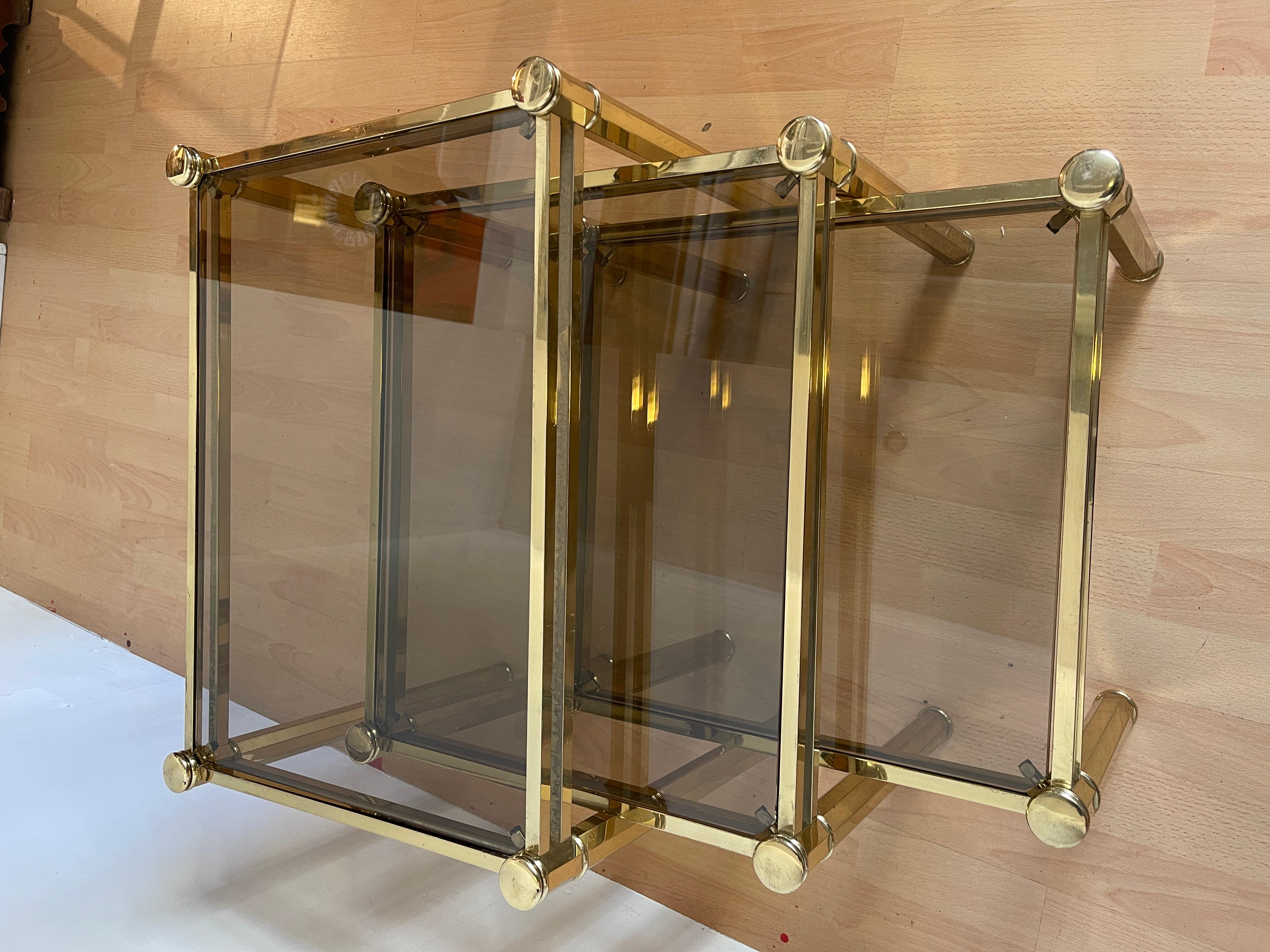 Trittico di tavolini in ottone e vetro design tommaso barbi anni '70 in vendita 2
