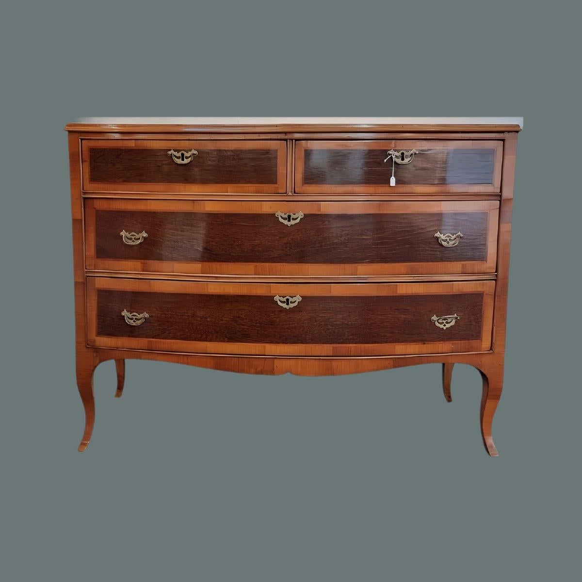 Elegante trittico composto da comò e due comodini, realizzati a Vicenza nei primissimi anni dell’Ottocento, durante il periodo Impero. I mobili si distinguono per l’uso raffinato del cosiddetto “legno di palma” – una tecnica ebanistica tipica