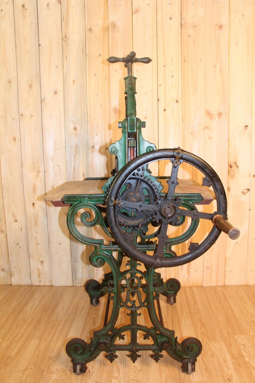Linen press of the brand triumph and mangel in wood and cast iron painted in original green, in good condition, minimal traces of use edited at about 120 copies at the time very decorative ideal for decoration in store or restaurant