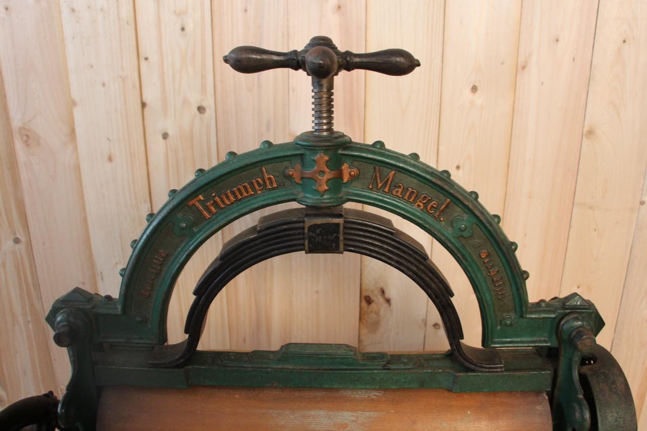 Triumph and Mangel Cast Iron Sheet Press Early Twentieth  In Good Condition For Sale In charmes, FR