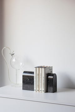 "Triumph Bookend" S Black Marquina Marble Bookend minimaliste par Aparentment