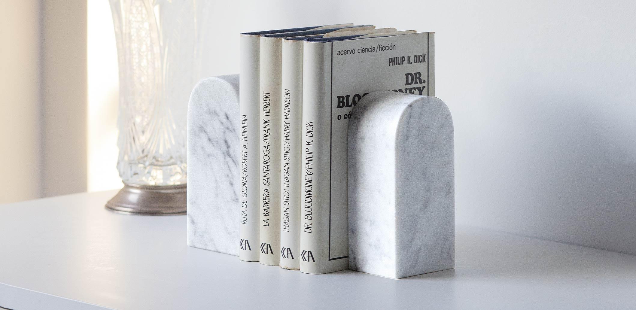 The marblelous book end small is a minimalist style book end made of treated Carrara marble. The product consists of a solid marble prismatic block.