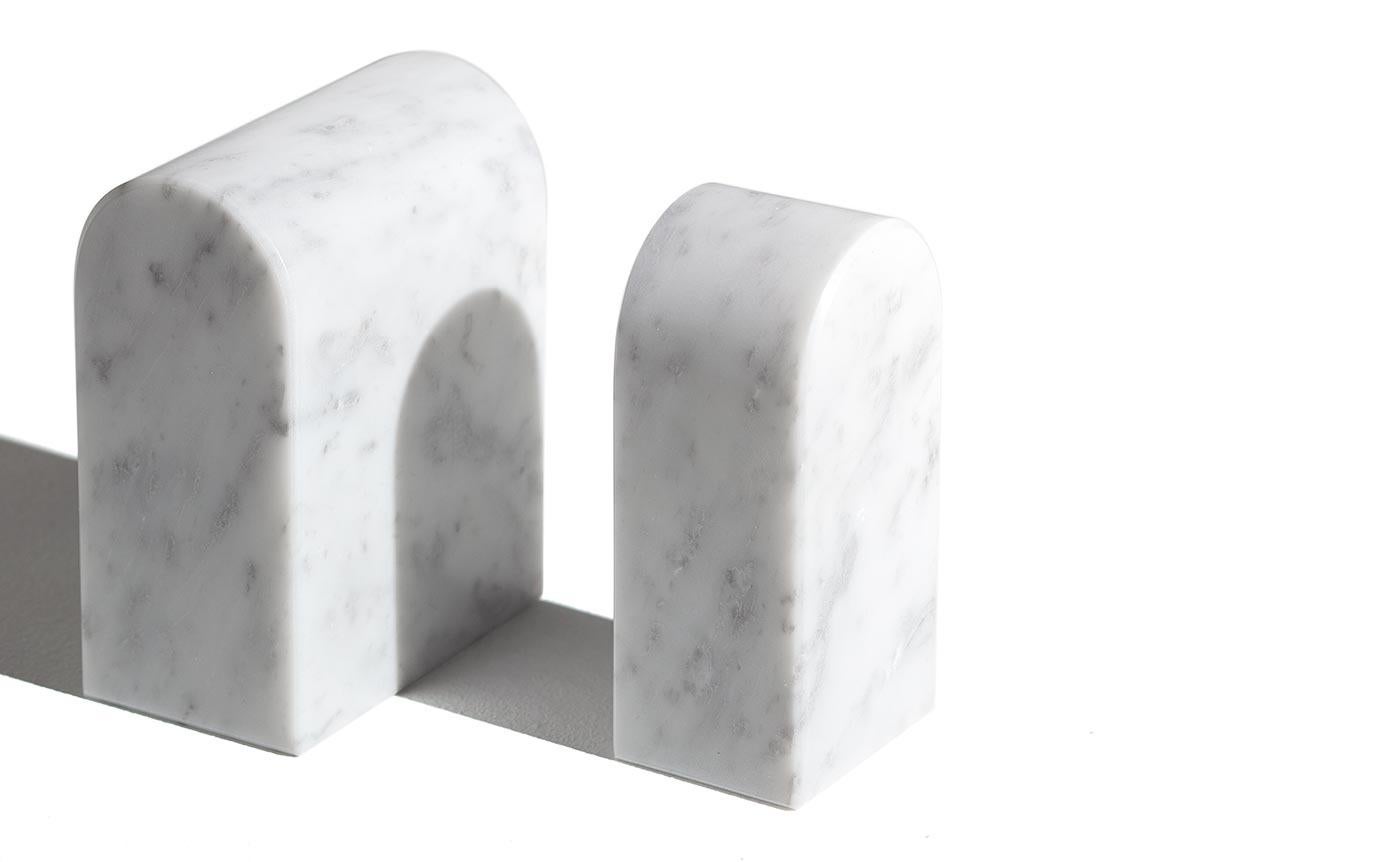 Minimaliste Serre-livres « Triumph Bookends » en marbre blanc de Carrare minimaliste par Aparentment en vente