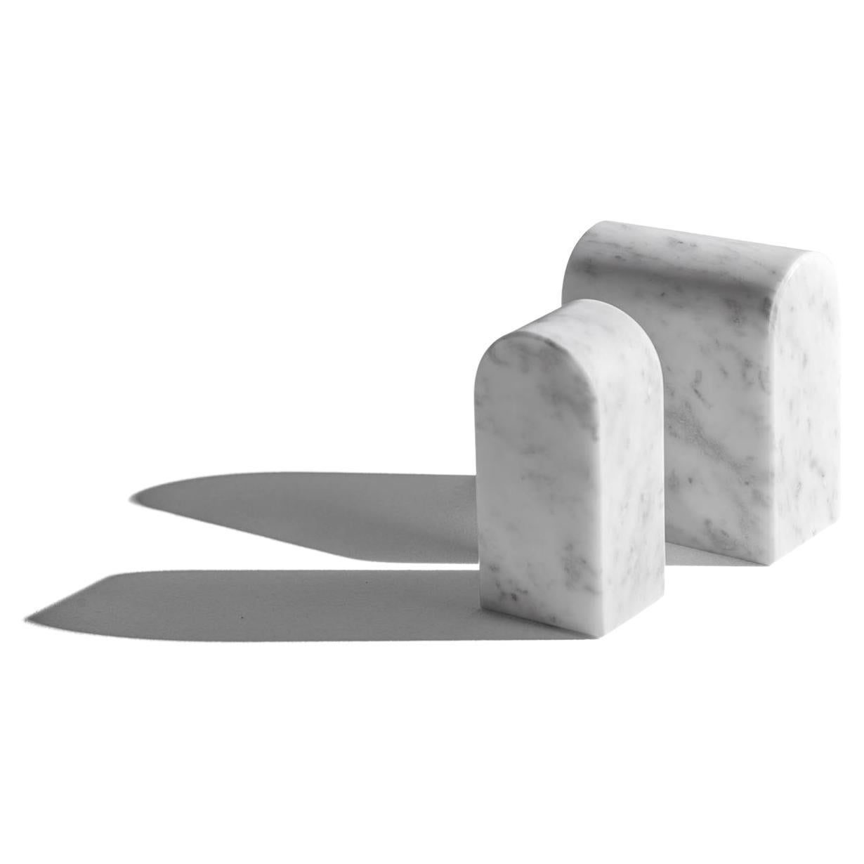 Triumph-Buchstützen" Weißer Carrara-Marmor Minimalistische Buchstütze von Aparentment im Angebot