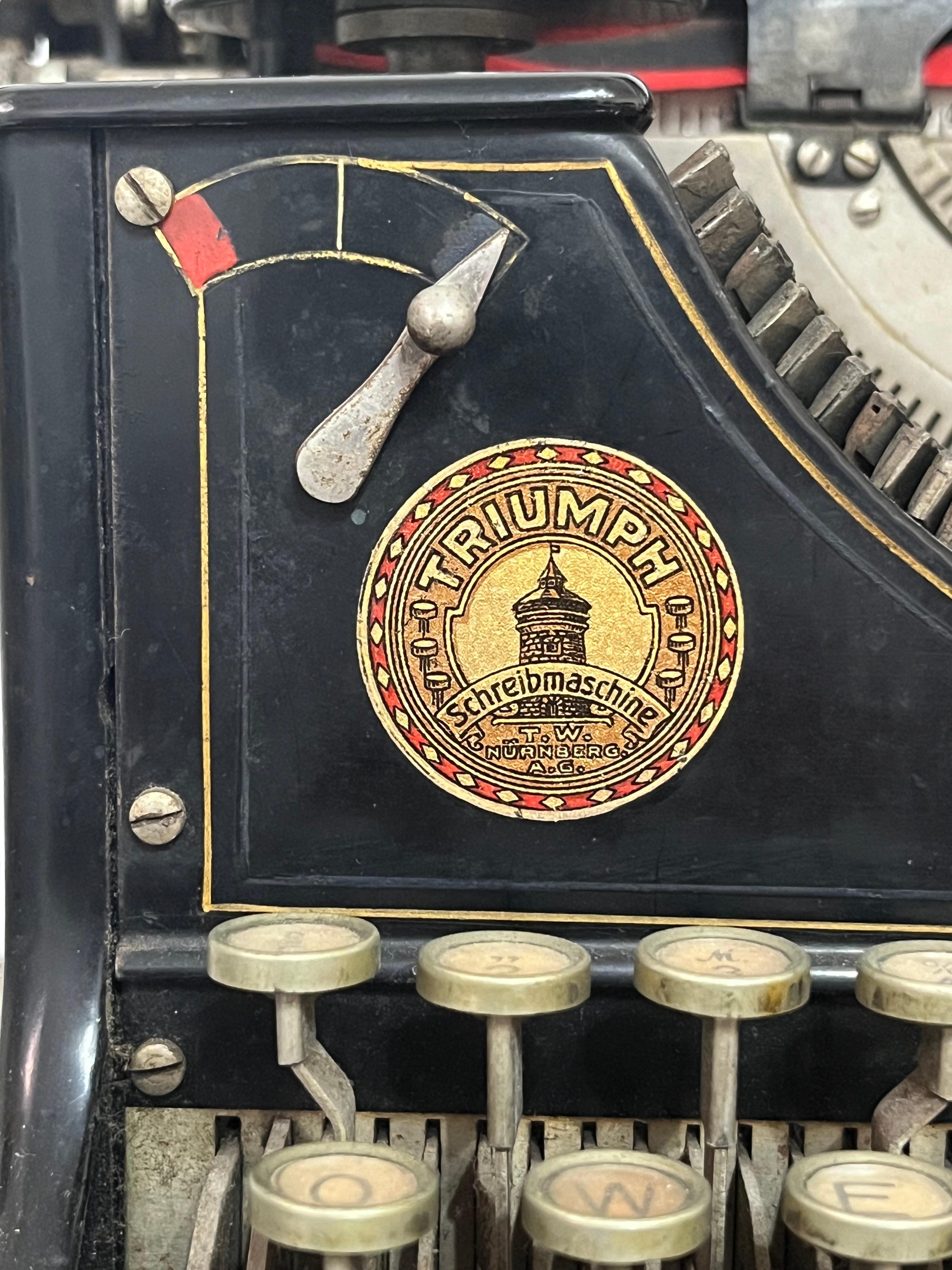 Triumph Schreibmaschine, Deutschland, 1930
Gefunden in einem Notariat, Anzeichen von Alterung.
