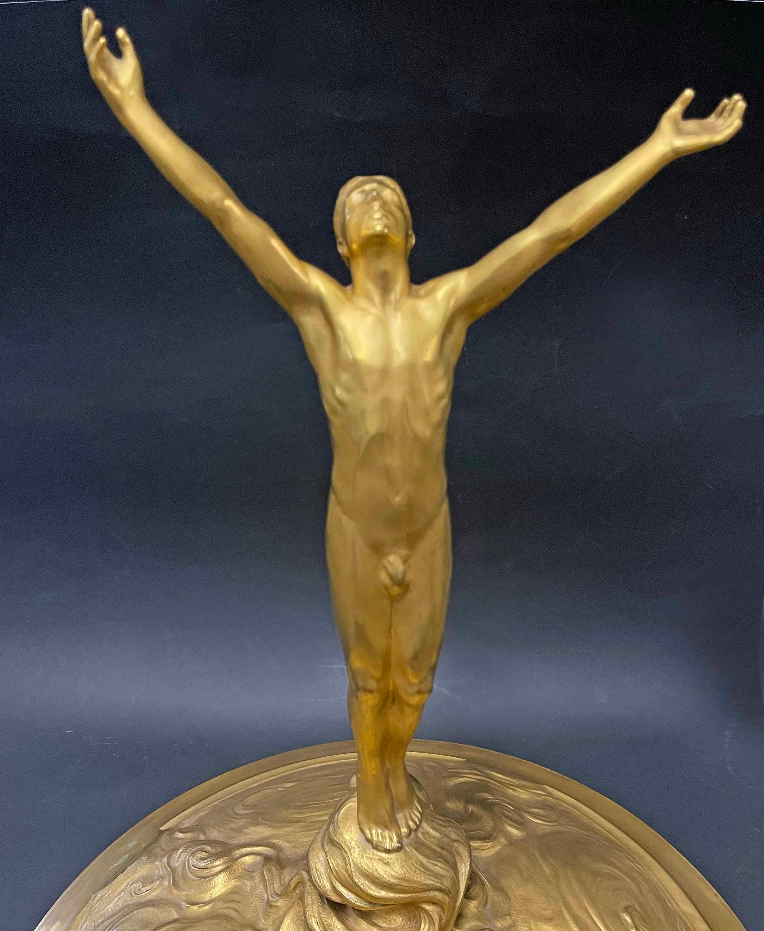 Grande et spectaculaire, cette coupe trophée en bronze doré de style Art nouveau a été sculptée par Eugène Bourgouin pour Christofle. Elle est richement décorée de cartouches Beaux-Arts, de têtes d'aigle en saillie et d'une profusion de motifs de