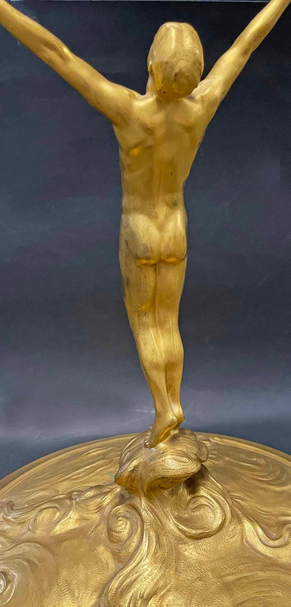 Art nouveau Spectaculaire coupe de trophée en bronze doré avec nu masculin, Christofle en vente