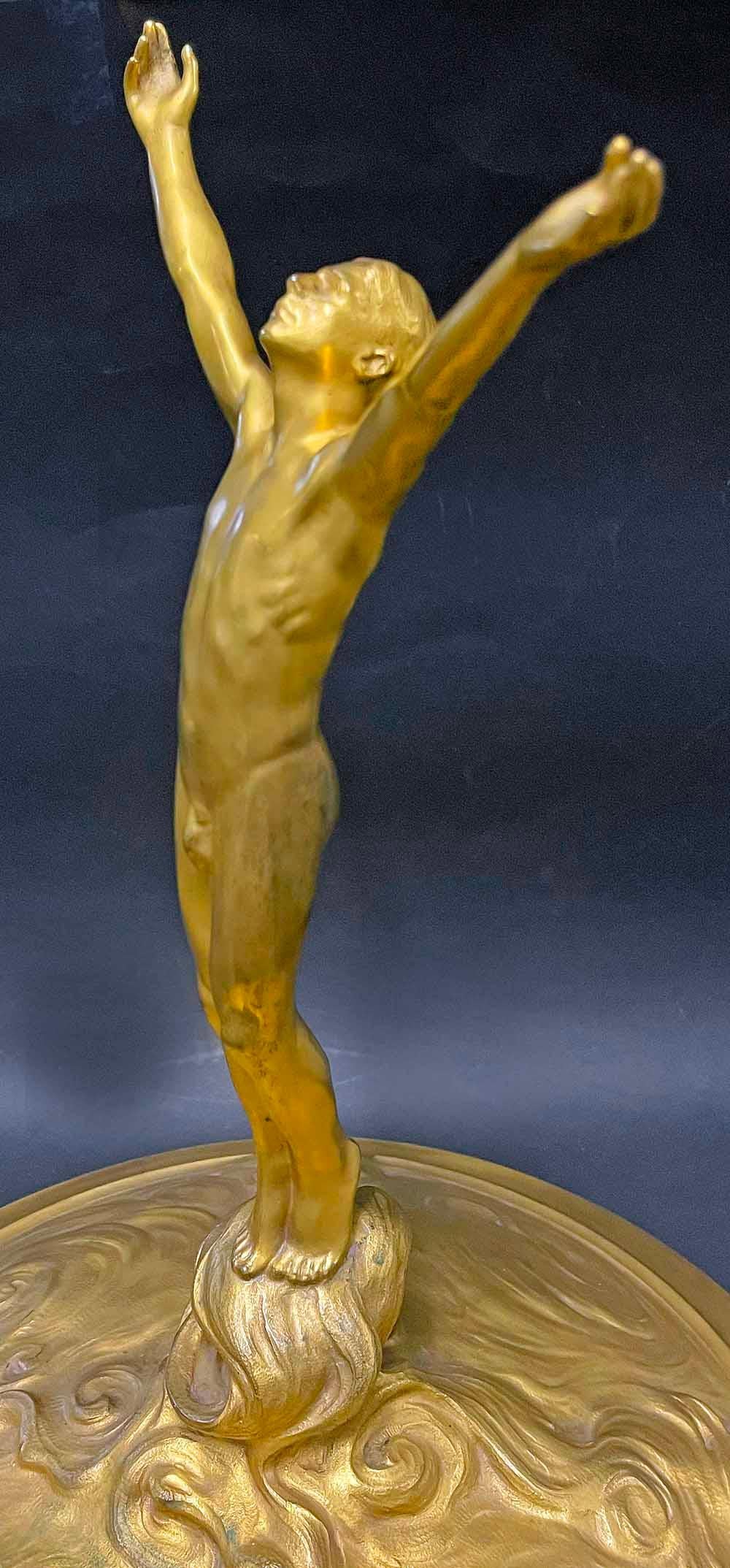 Français Spectaculaire coupe de trophée en bronze doré avec nu masculin, Christofle en vente
