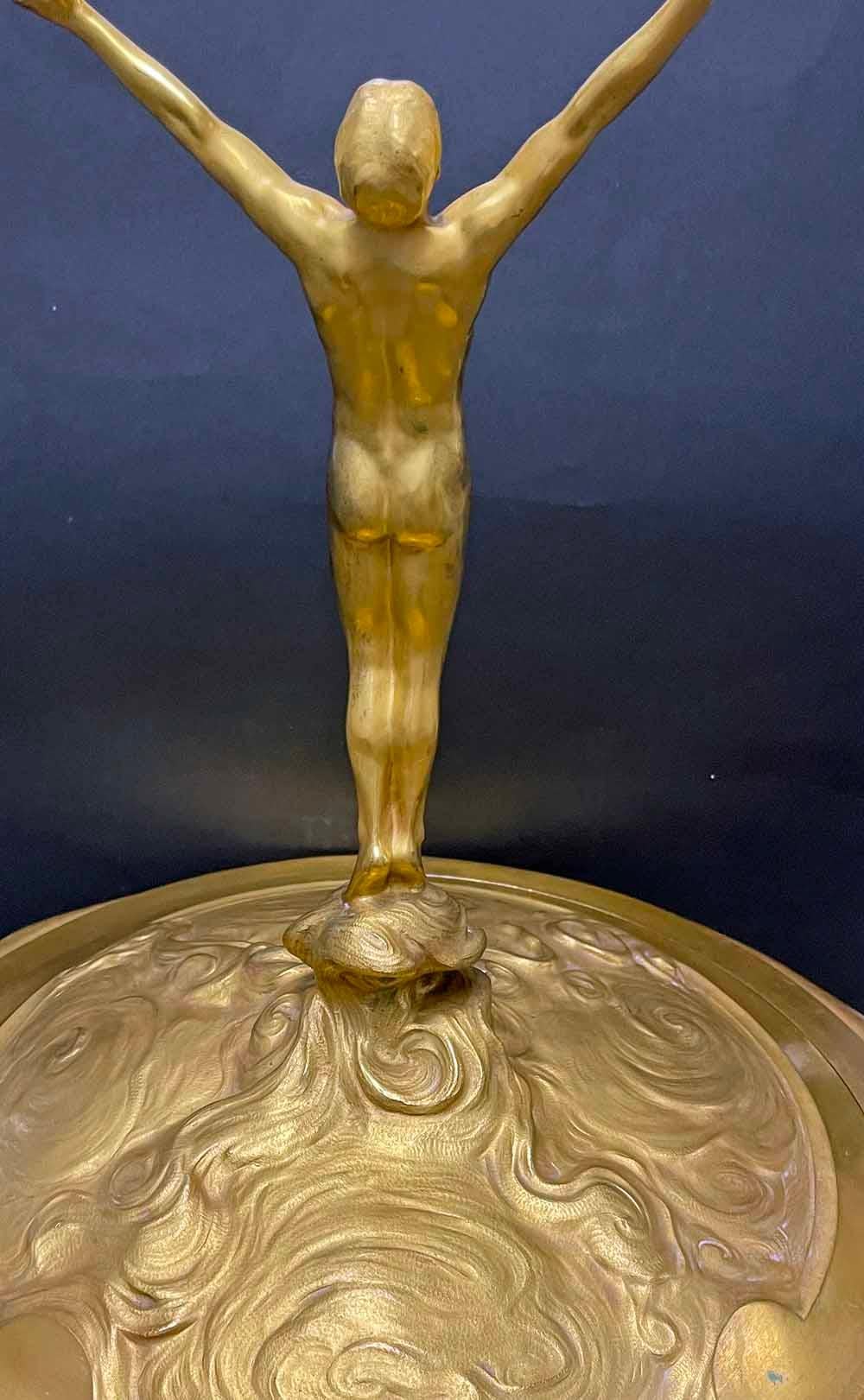 Moulage Spectaculaire coupe de trophée en bronze doré avec nu masculin, Christofle en vente