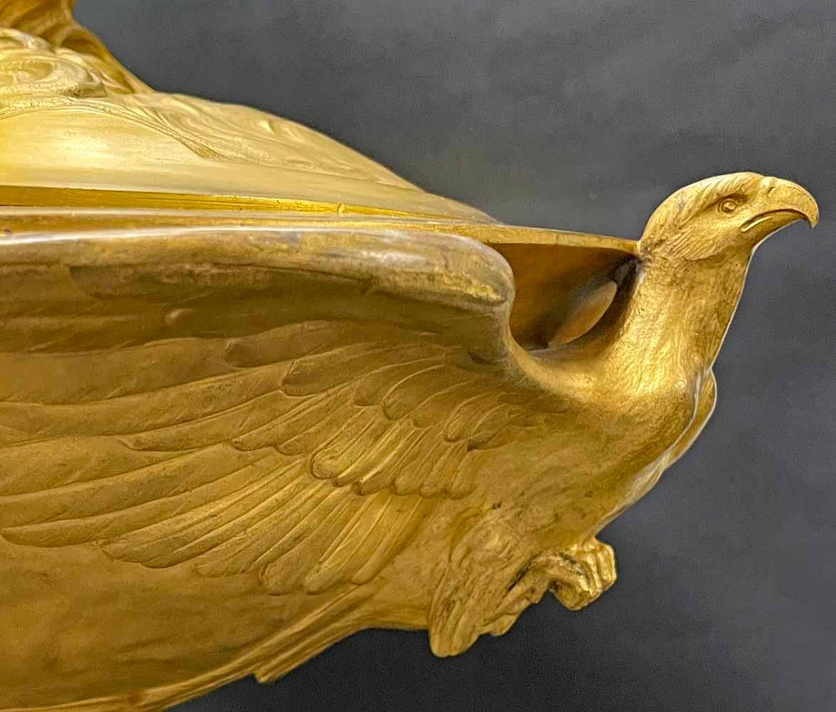 Bronze Spectaculaire coupe de trophée en bronze doré avec nu masculin, Christofle en vente