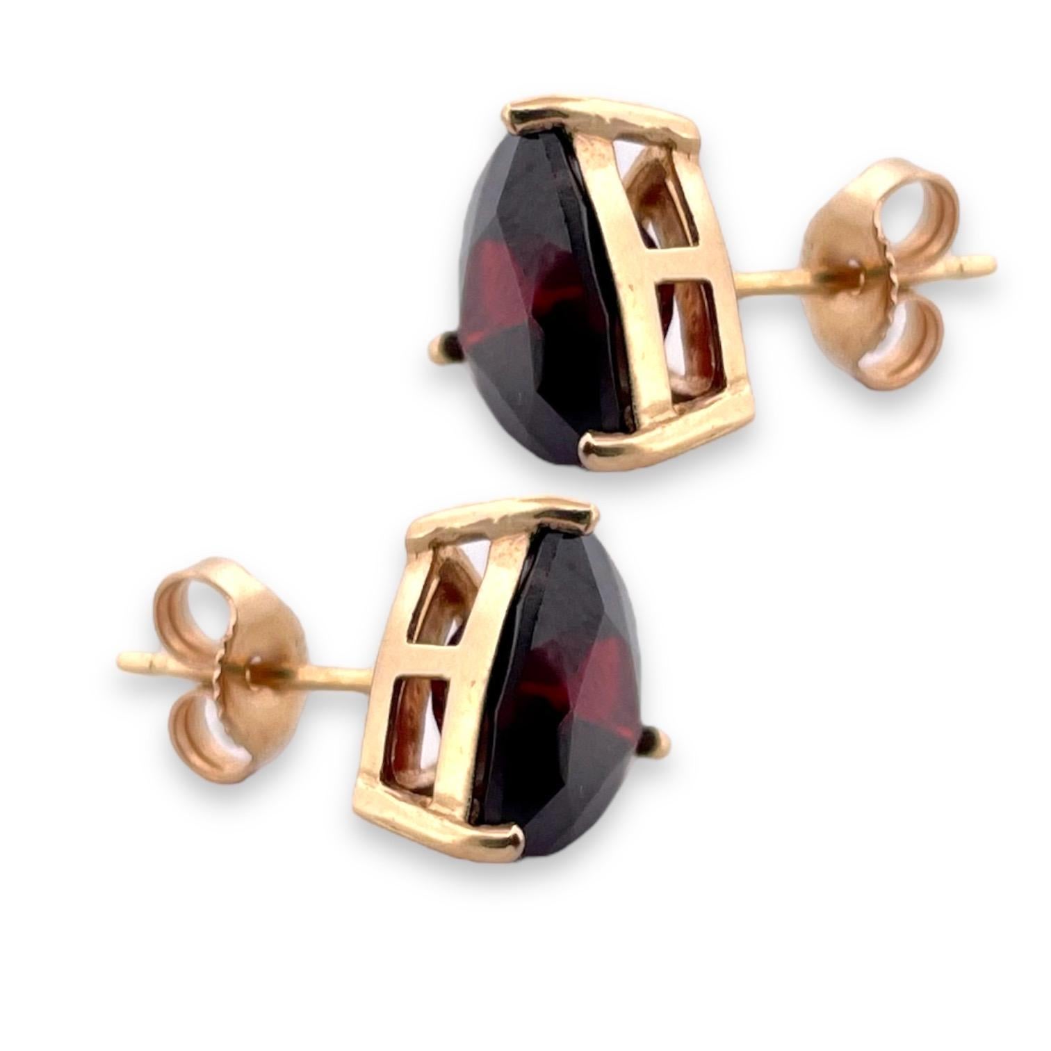 Triumphant Trillion-Cut Garnet Stud Earrings in 14K Yellow Gold In Good Condition For Sale In New York, NY