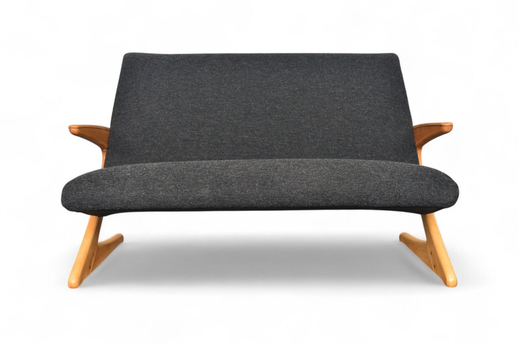 Herkunft: Schweden
Designer: Bengt Ruda
Hersteller: Nordiska Kompaniet
Epoche: 1950er Jahre
MATERIALIEN: Buche, Wolle
Abmessungen: 54″ breit x 29,5″ tief x 32,25″ hoch

Zustand: Neu restauriert. Frisch gepolstert mit anthrazitfarbener