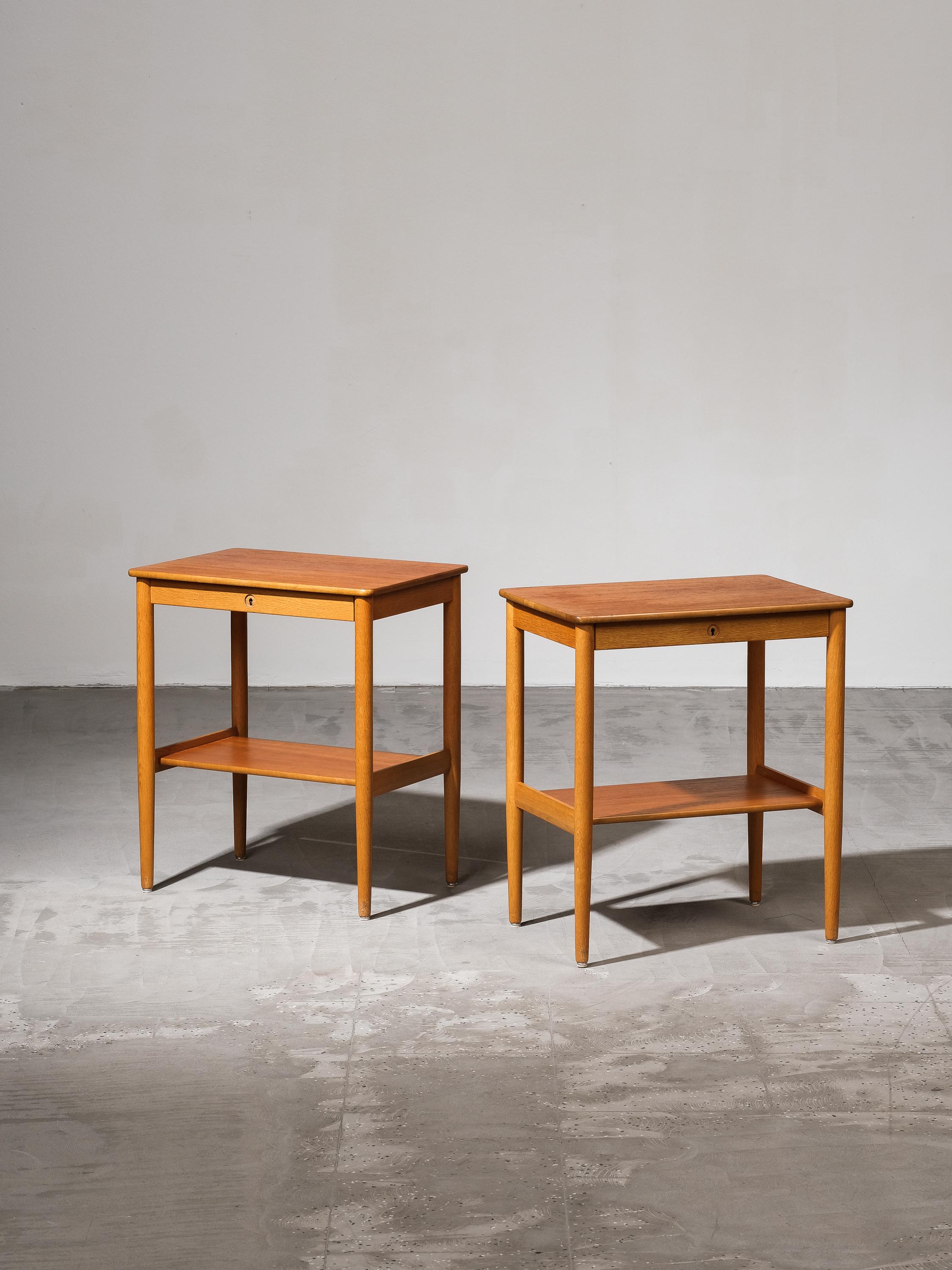 Tables de chevet en teck et chêne suédois du milieu du siècle, élégantes et sophistiquées. Conçu par Yngvar Sandström pour Nordiska Kompaniet dans les années 1960. Fabriquées avec des matériaux de première qualité, ces tables de chevet offrent à la