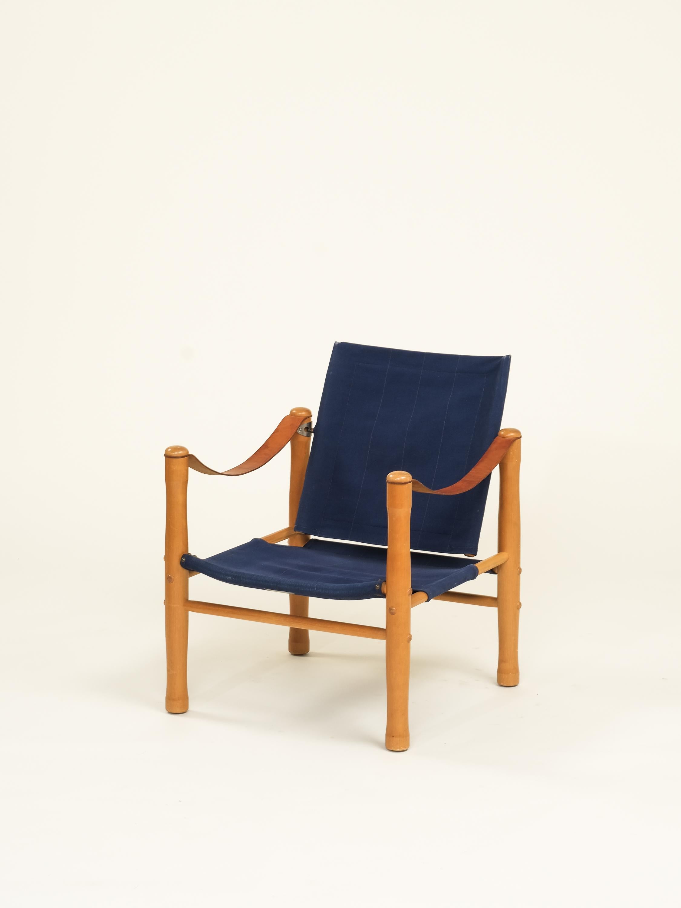 Silla Safari de Elias Svedberg para NK (Nordiska Kompaniet) en Suecia. La silla forma parte de la serie Trivial y fue diseñada y fabricada durante la segunda parte del siglo XX. Es una auténtica silla de diseño sueco moderno de mediados de siglo.