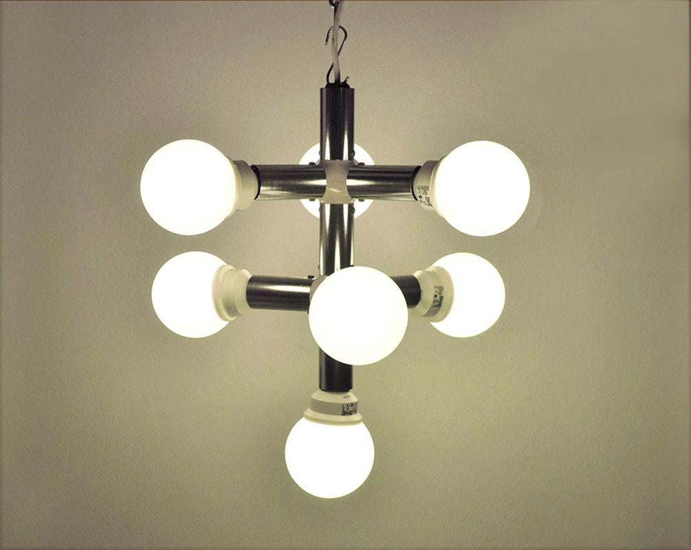 Atomic chandelier designed by Trix and Robert Haussmann for Swisslamp in the 1960s.
Aluminum structure with plastic joints composed of two arms with 3 lights and a central light at the bottom for a total of 7 light spheres.
In excellent condition.