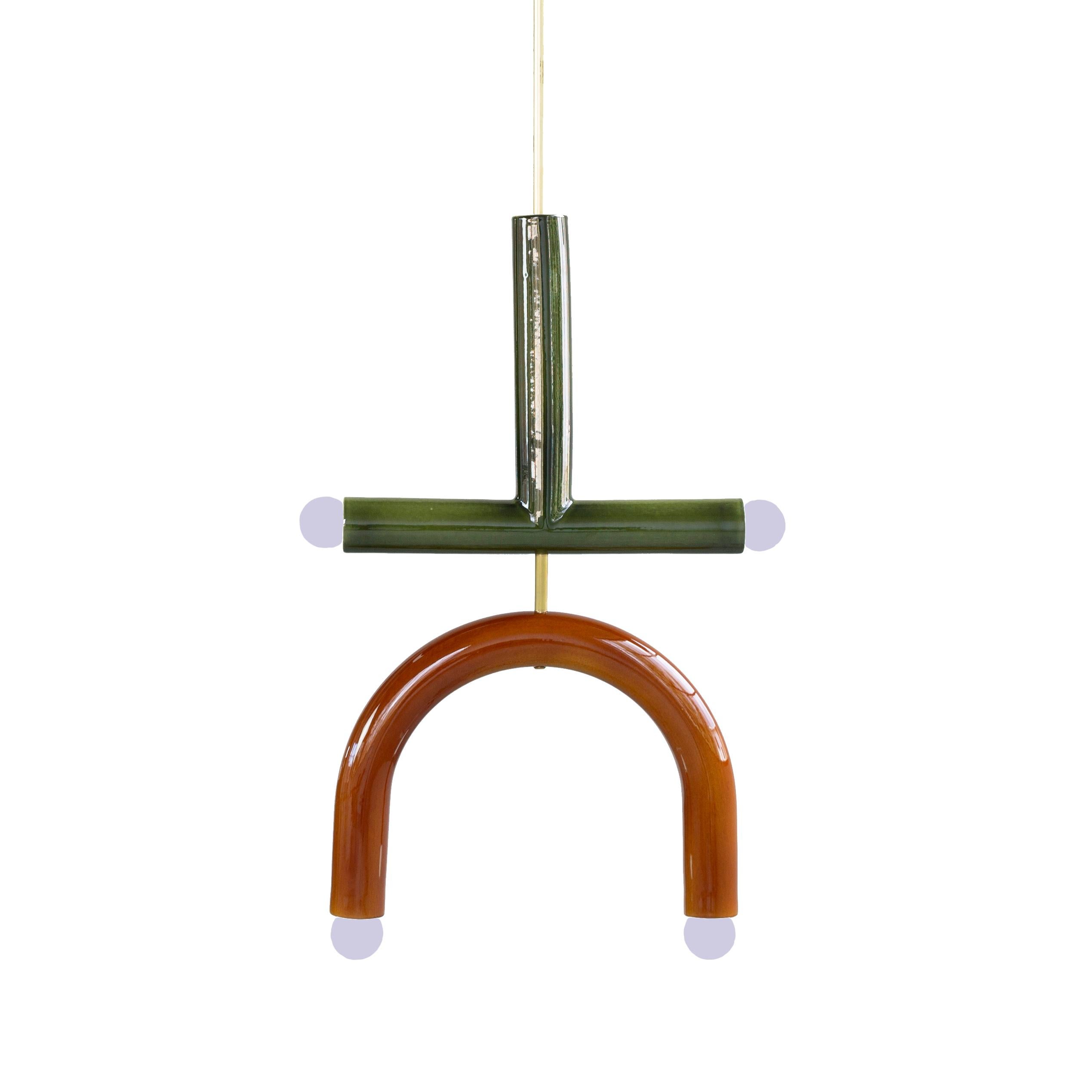 Il lampadario fa parte della collezione TRN. Gli oggetti tridimensionali ispirati alla pittura Tarasin hanno una forma calligrafica semplice per poter giocare e parlare insieme come se fossero lettere di un alfabeto inesistente. Disponibile in 14
