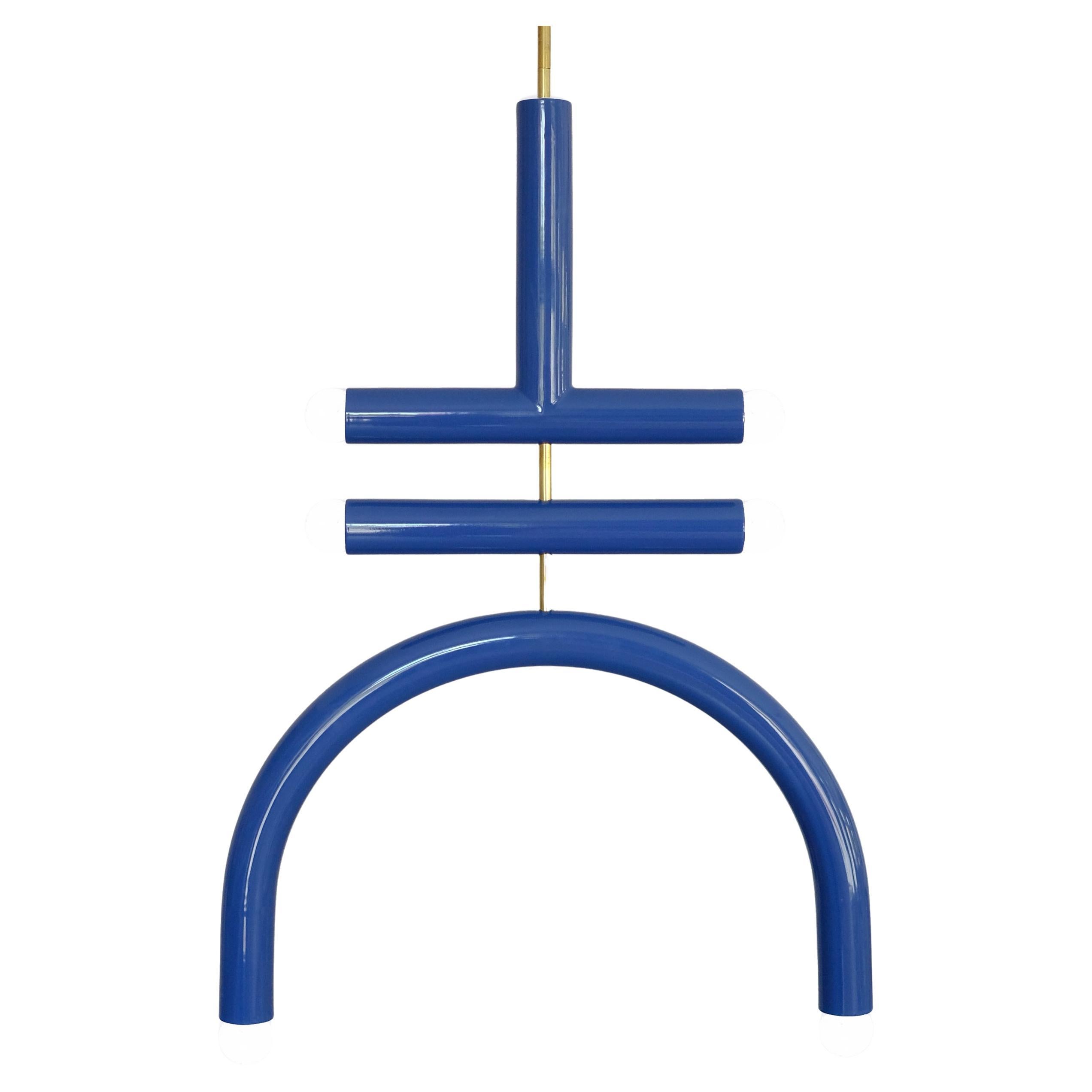 Il lampadario fa parte della collezione TRN. Gli oggetti tridimensionali ispirati alla pittura Tarasin hanno una forma calligrafica semplice per poter giocare e parlare insieme come se fossero lettere di un alfabeto inesistente. Disponibile in 14
