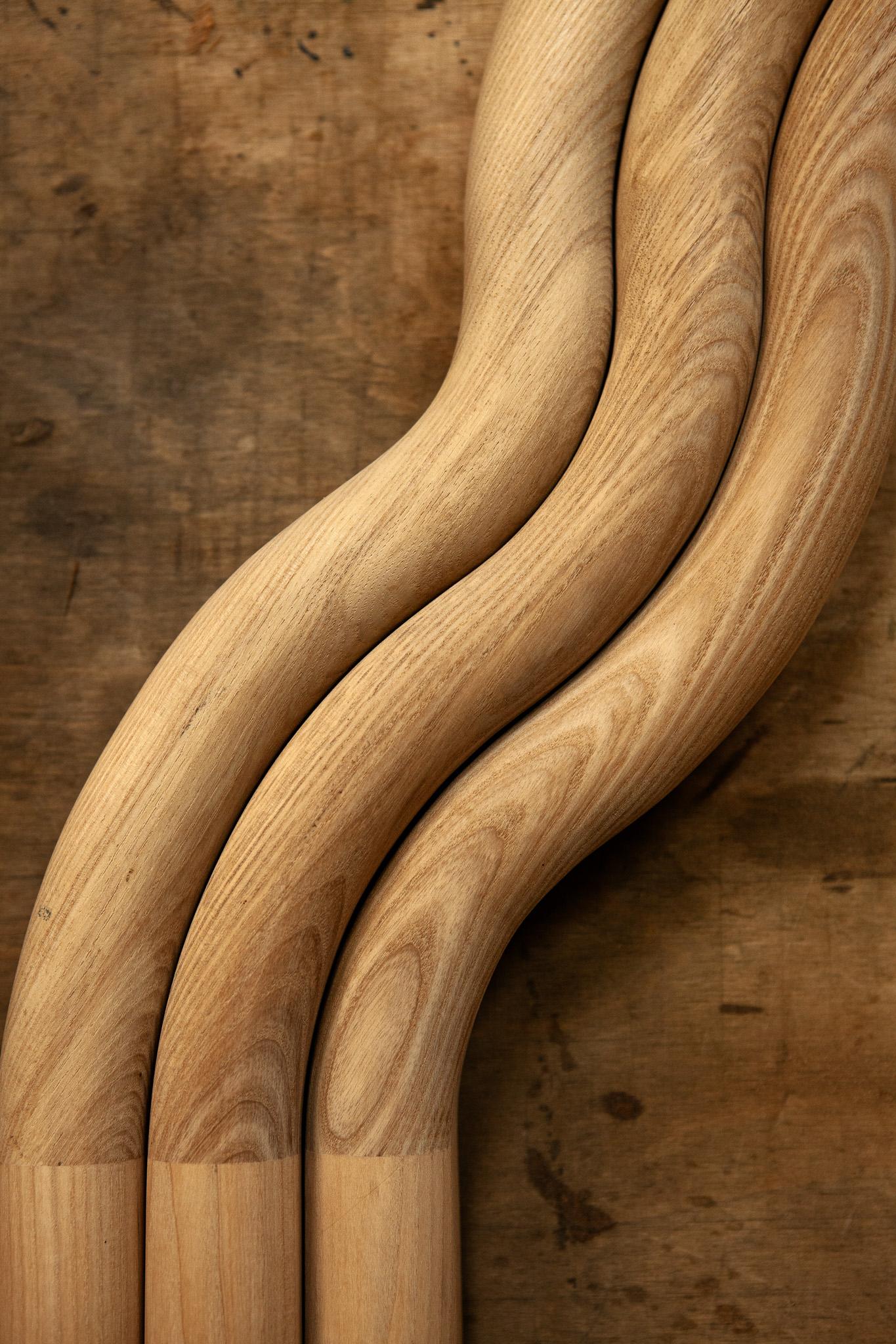 Realizzato a mano in legno massiccio di frassino selezionato, con tecniche tradizionali di ebanisteria, questo specchio è tinto in legno e ricoperto di cera naturale. Il processo di lavorazione artigianale dei mobili conferisce loro un carattere