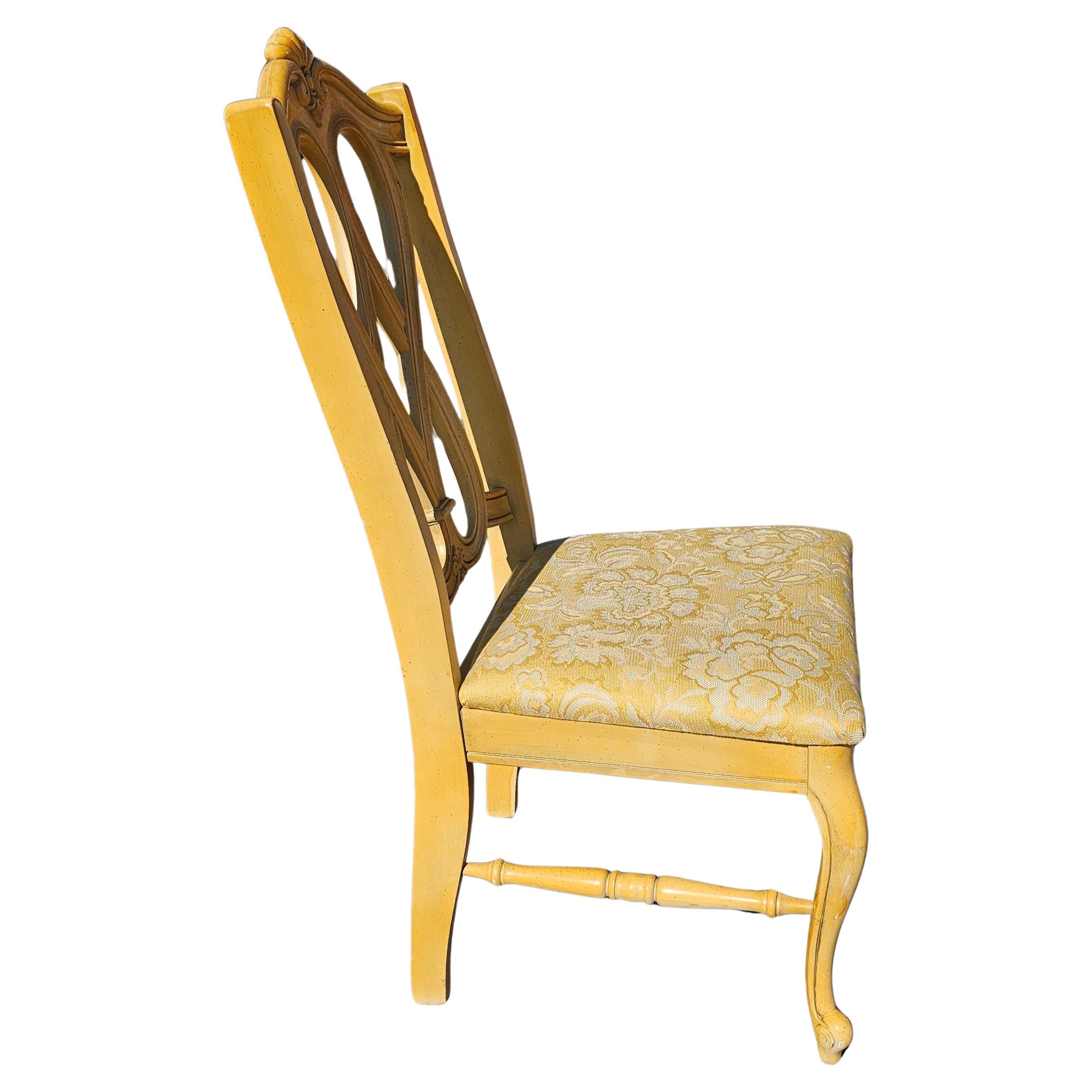 Chaise d'appoint très décorative en acajou peint en jaune et siège tapissé de Trogdon Furniture en très bon état vintage. Mesure 20