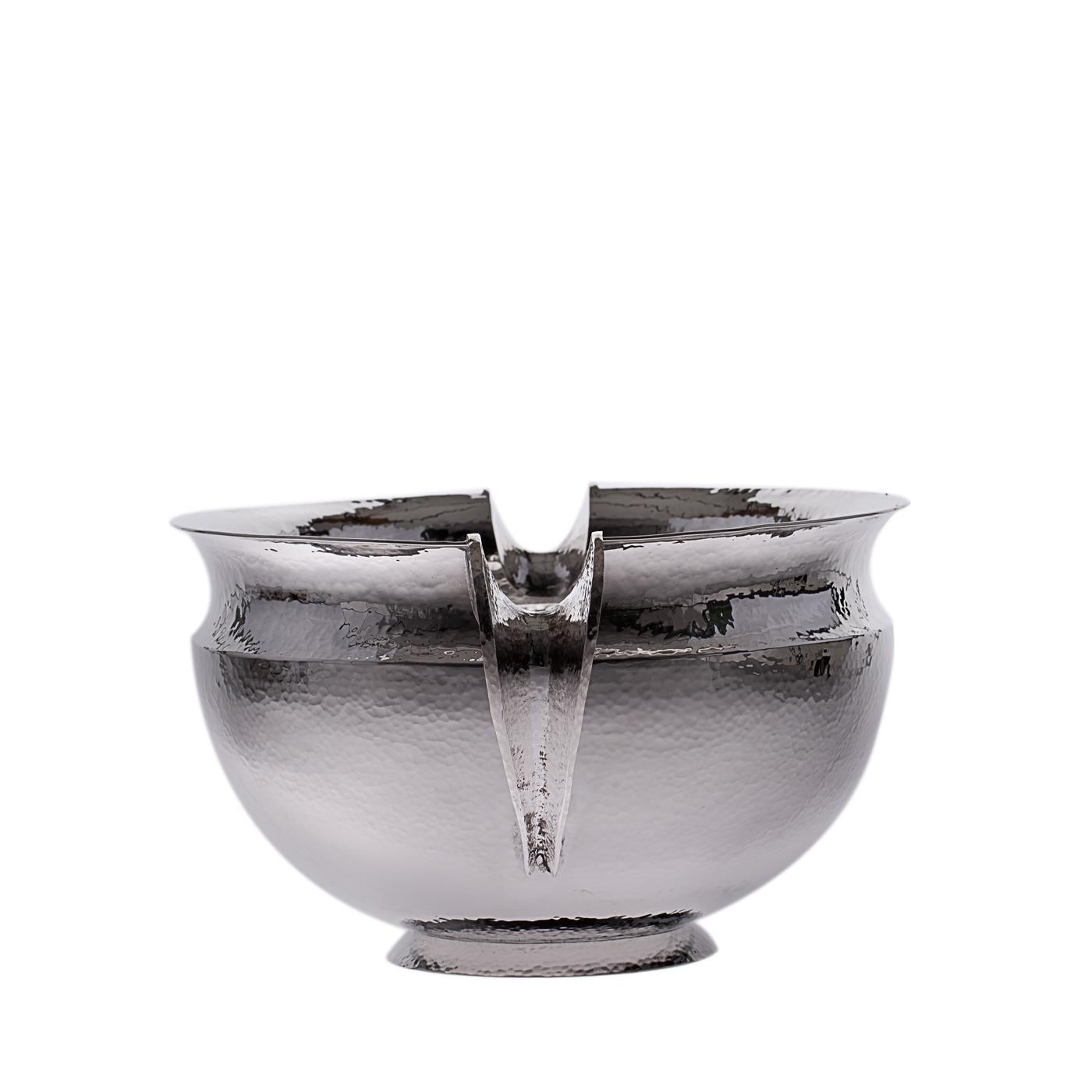 A shimmering sterling silver trophy bowl consummately handcrafted by the Florentine silversmith Pampaloni. The artisan was inspired by Trojan silverware for this Classic centerpiece that, like the other pieces of the Troiana collection, is