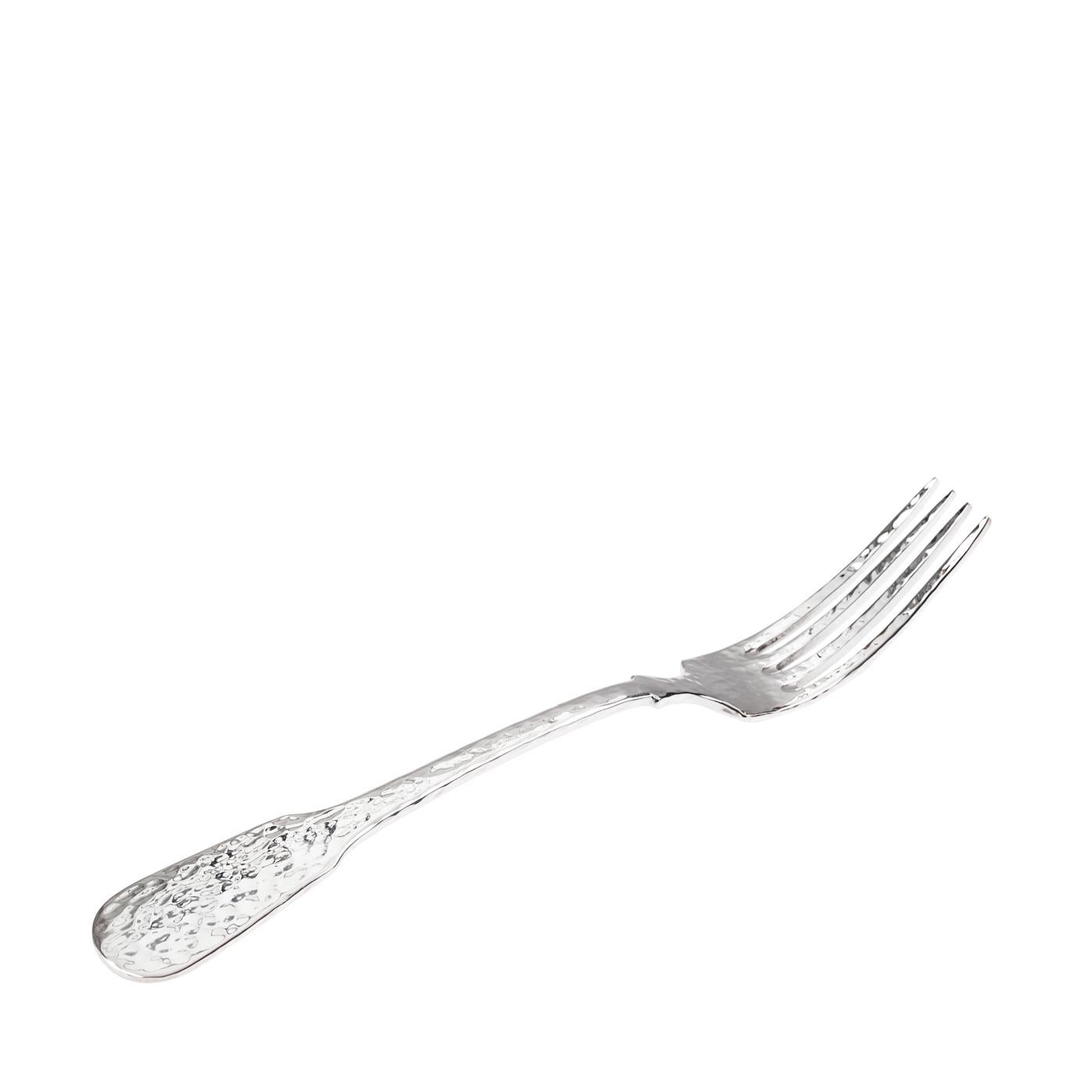 A hand-hammered finish reminiscent of Trojan metalwork renders this set of sterling silver cutlery both archaic and modern at once. Expertly handcrafted by the artisans of the Florentine silversmith atelier Pampaloni, this set of silver forks and