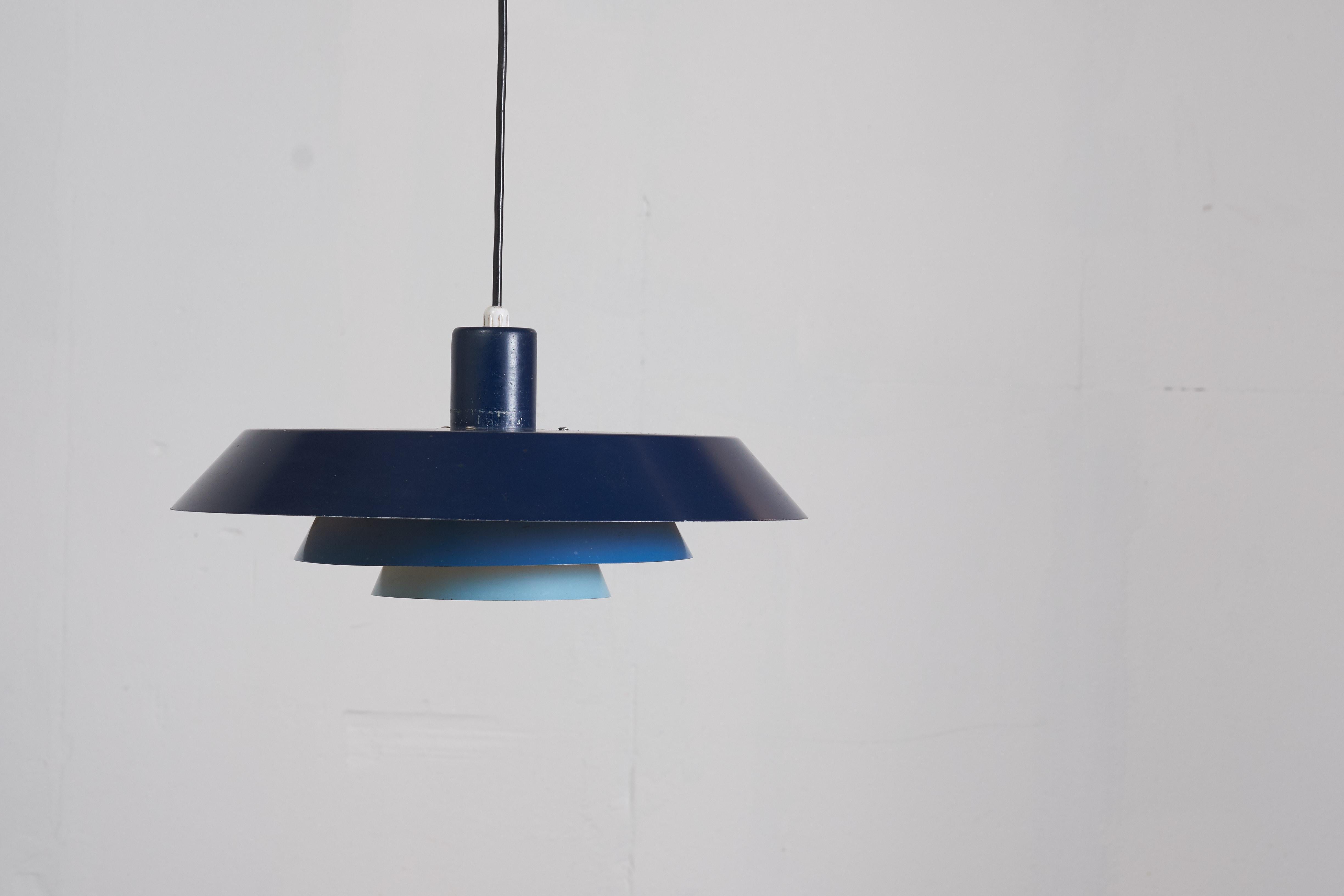 Bent Karlby, created the Troika pendant in 1968 for LYFA. This beautiful pendant is part of the so called 'Lyfalux' series, which are according to the advertisement from the 1960s “shining examples of modern lightings”.
Bent Karlby designed three